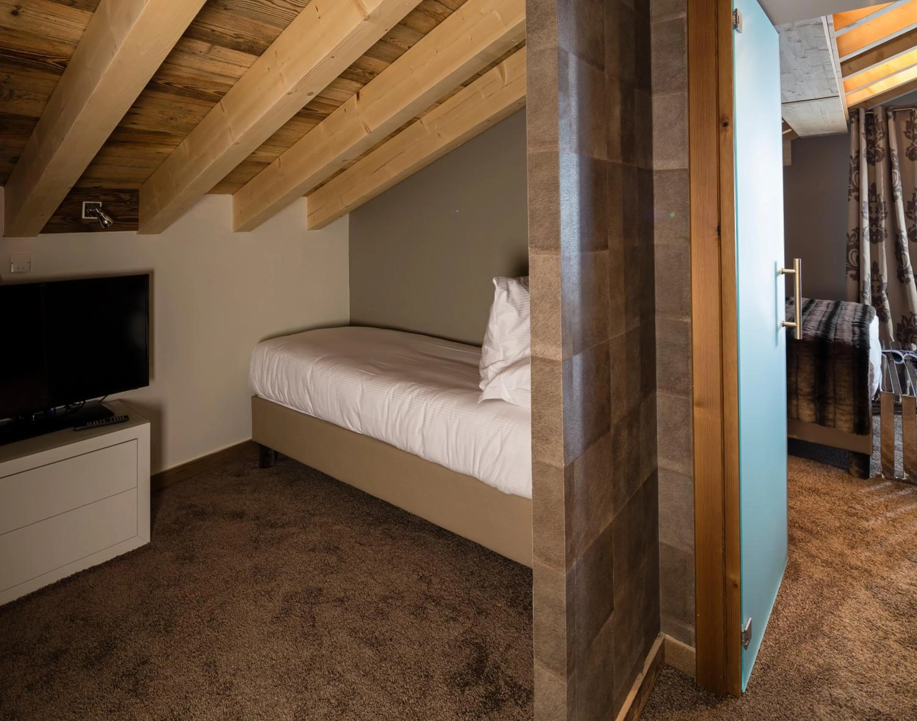 Bedroom, Bed in Hôtel Koh-I Nor by Les Etincelles