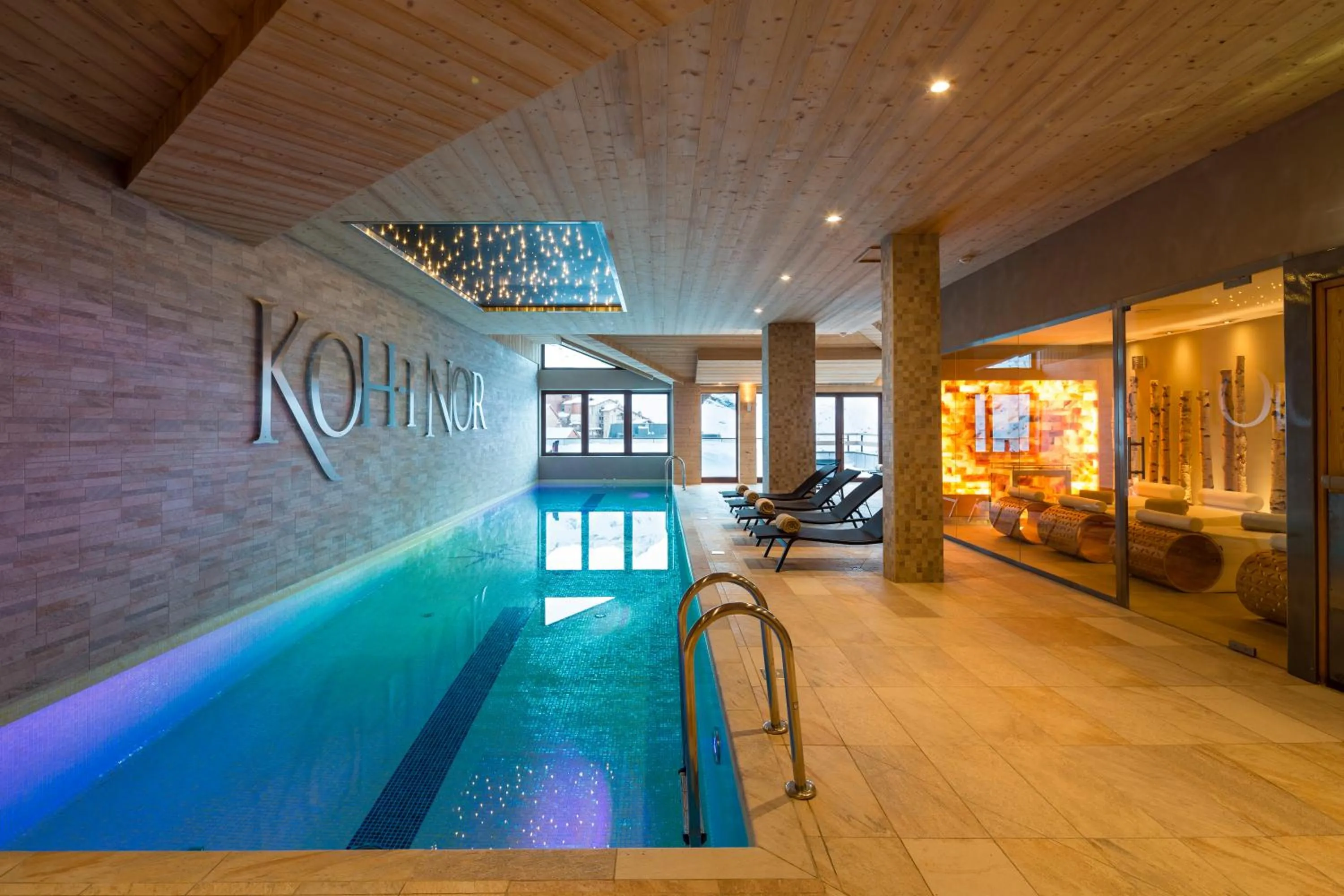 Swimming pool in Hôtel Koh-I Nor by Les Etincelles