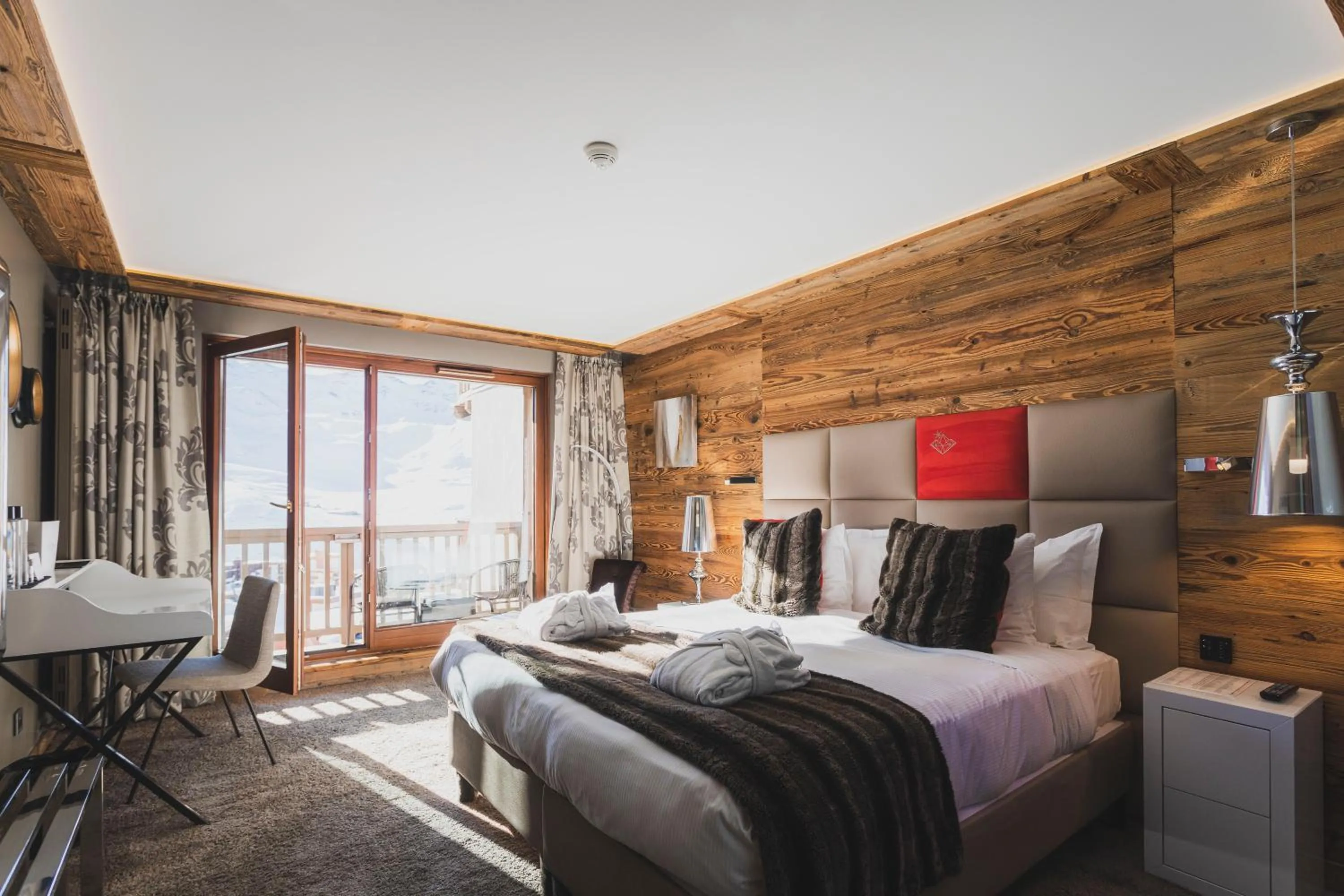 Bedroom, Bed in Hôtel Koh-I Nor by Les Etincelles