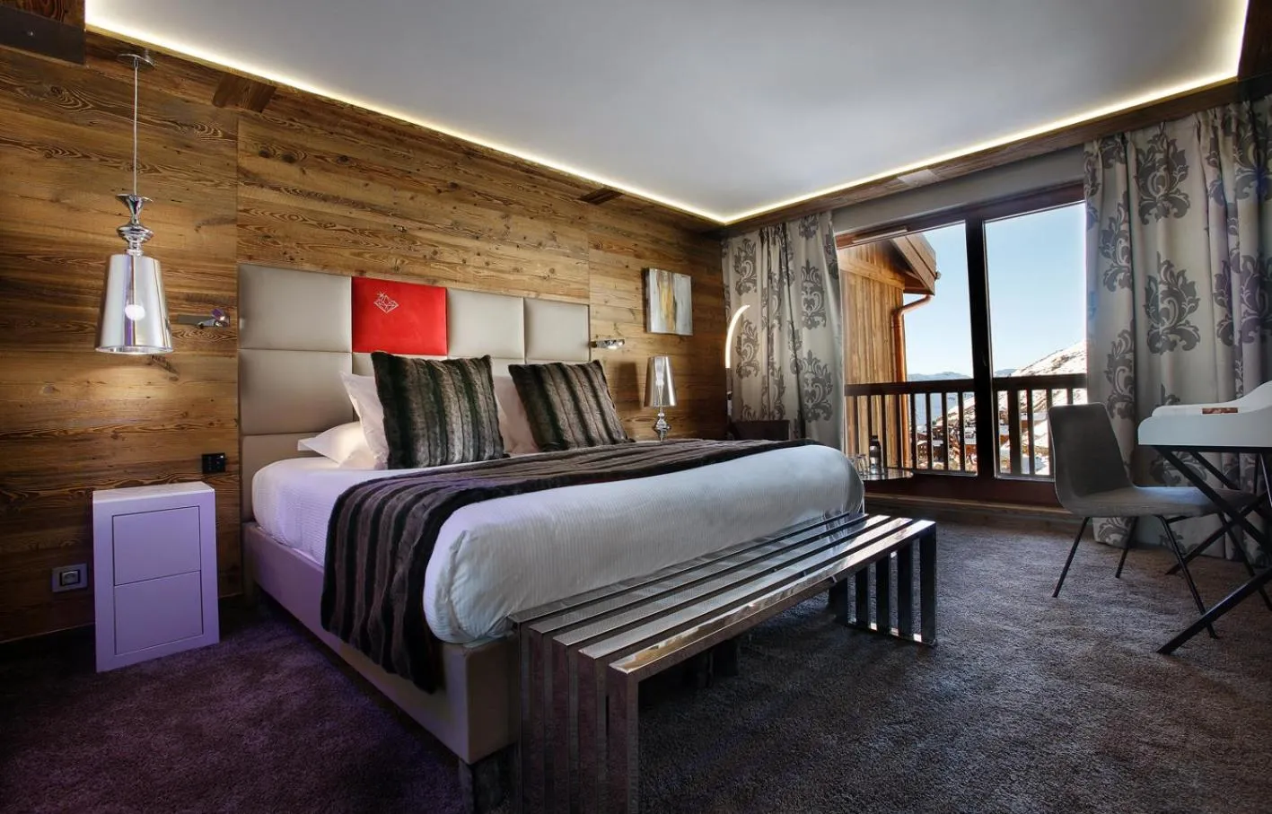 View (from property/room), Bed in Hôtel Koh-I Nor by Les Etincelles