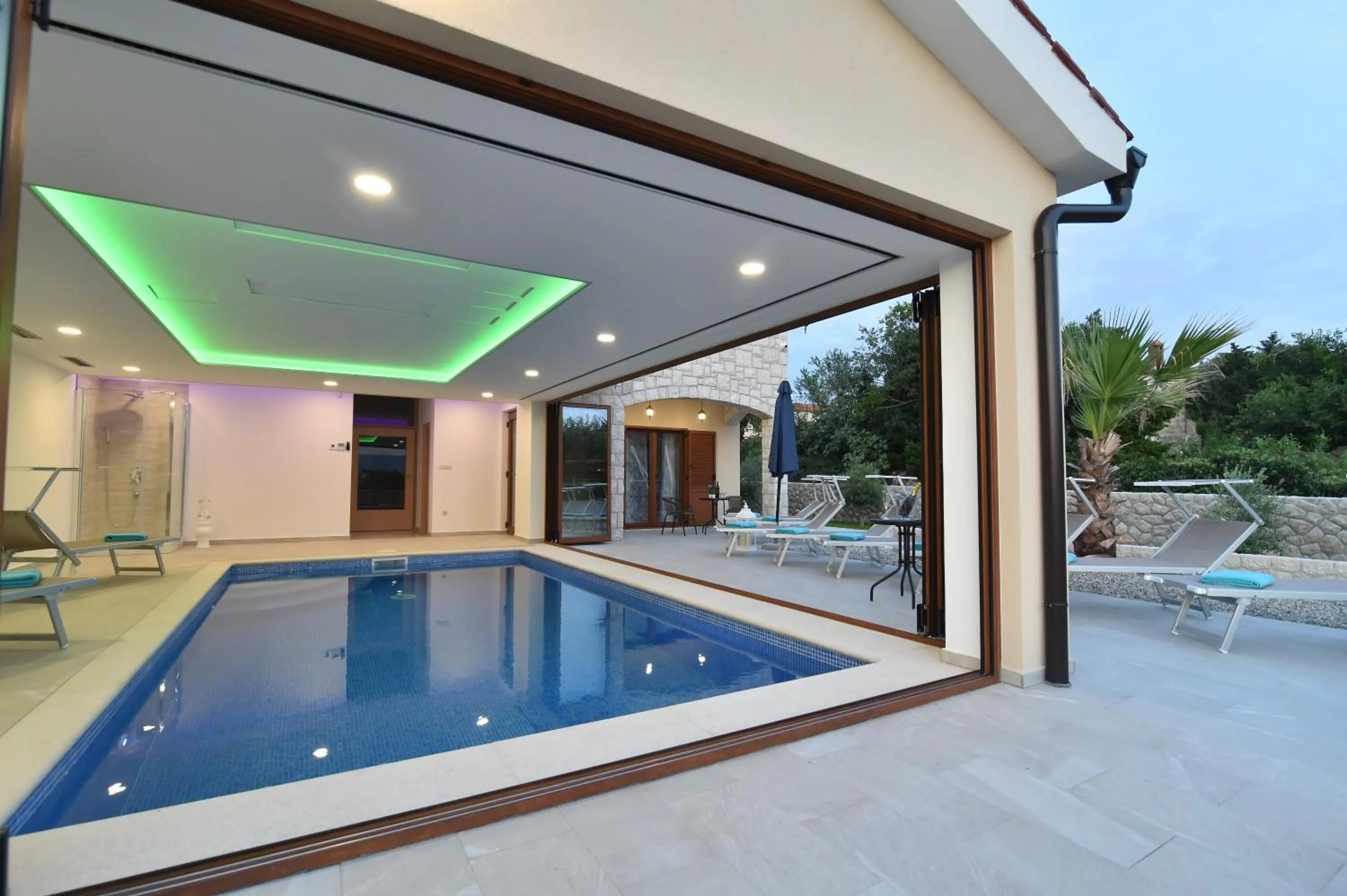 Swimming pool in Villa Muskatel KRK -with heated covered pool