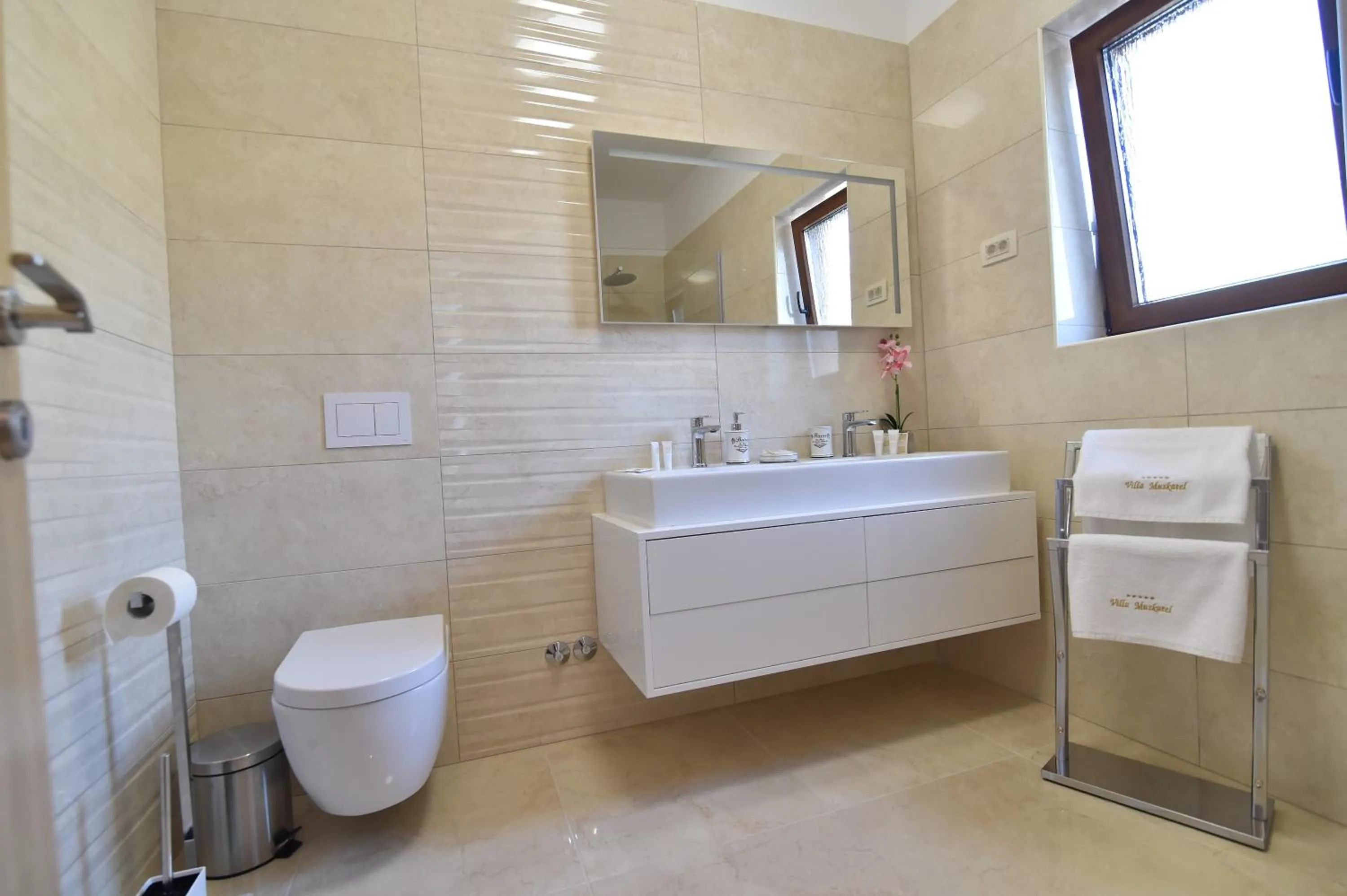Shower in Villa Muskatel KRK -with heated covered pool