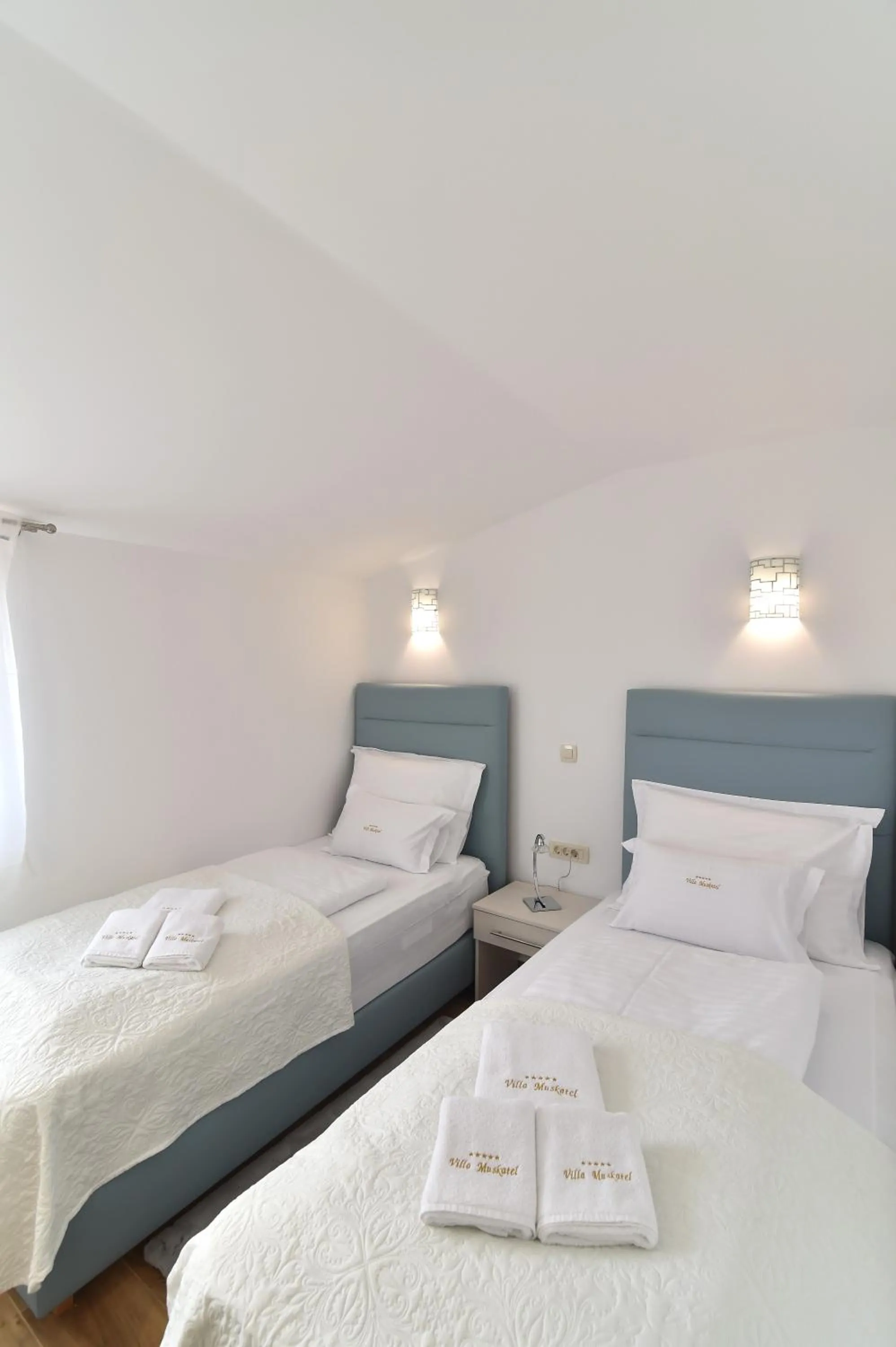 Bed in Villa Muskatel KRK -with heated covered pool