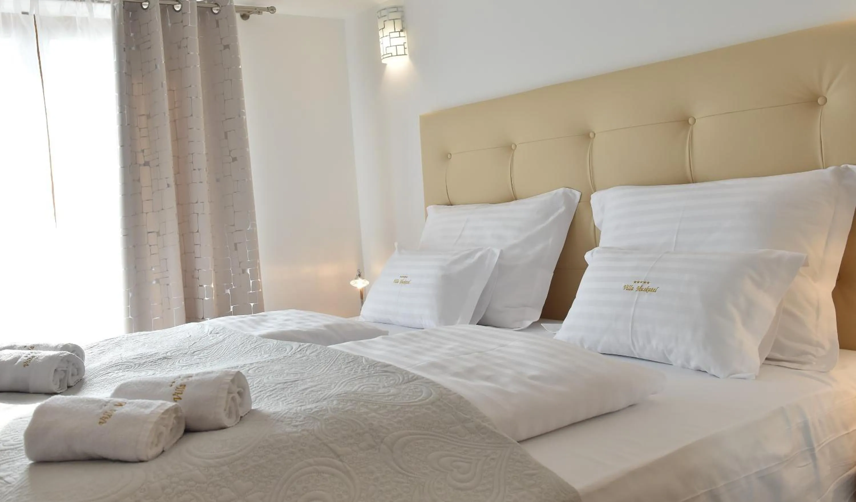 Bed in Villa Muskatel KRK -with heated covered pool