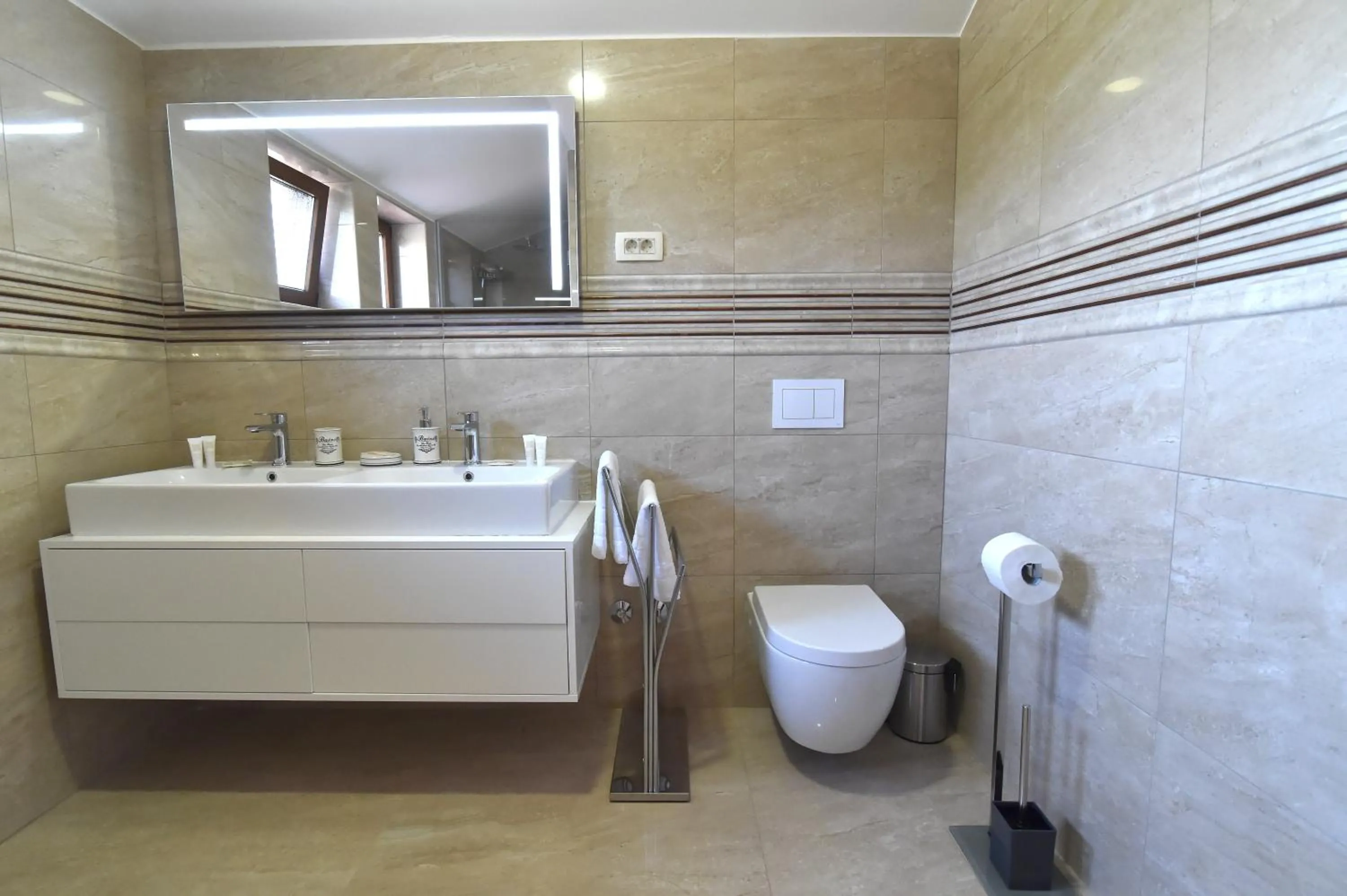 Toilet in Villa Muskatel KRK -with heated covered pool