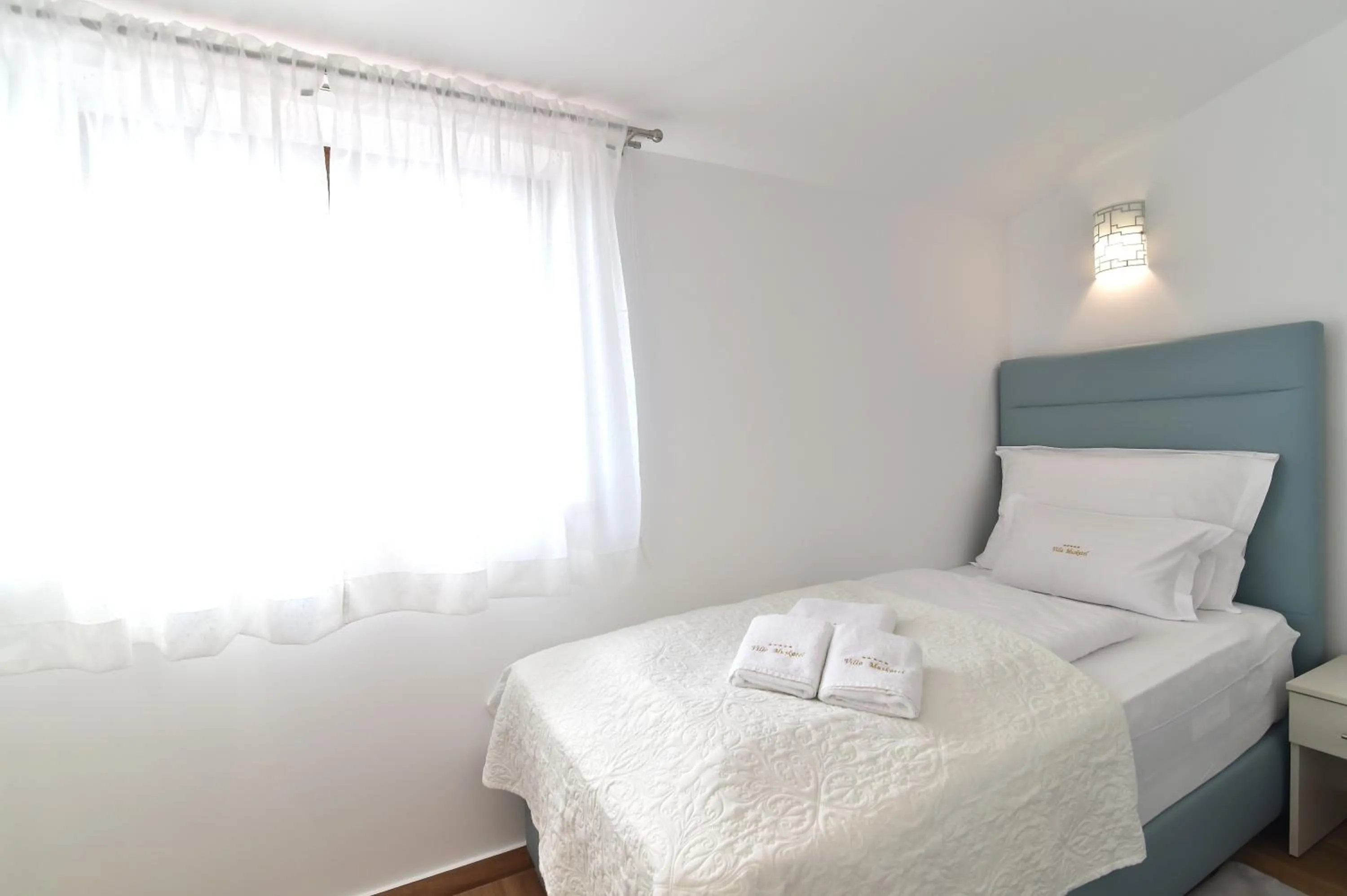 Bed in Villa Muskatel KRK -with heated covered pool