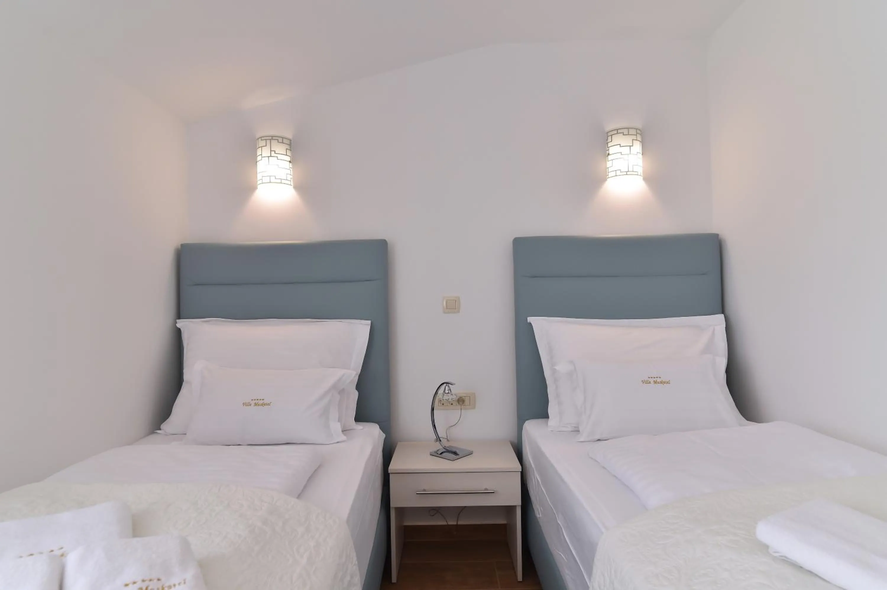 Bed in Villa Muskatel KRK -with heated covered pool
