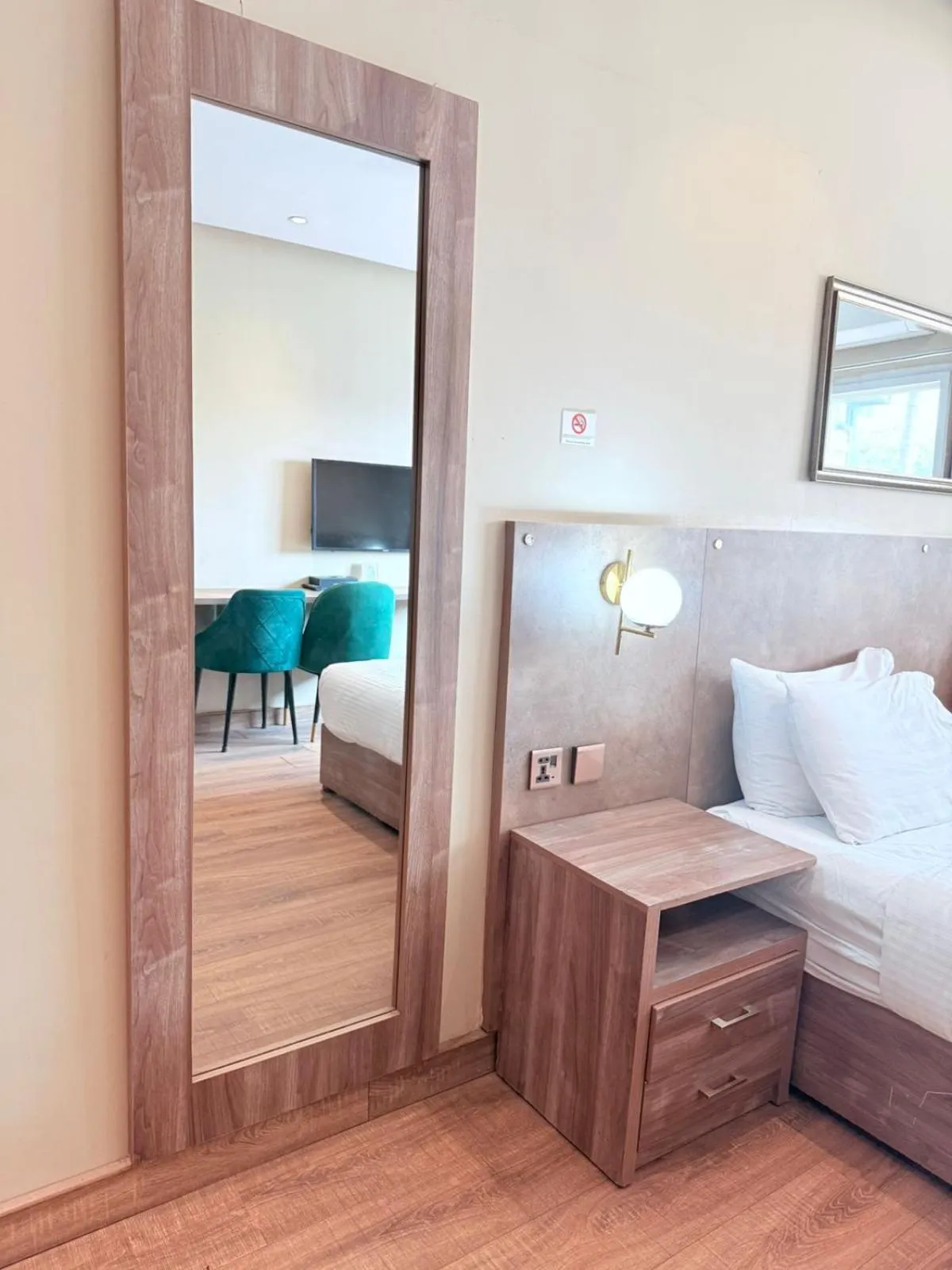 Bed in Hamsun Shahrah-e-Faisal