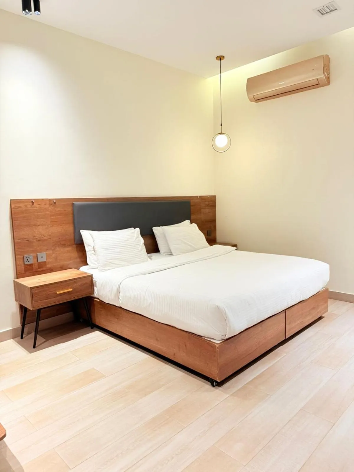 Bed in Hamsun Shahrah-e-Faisal