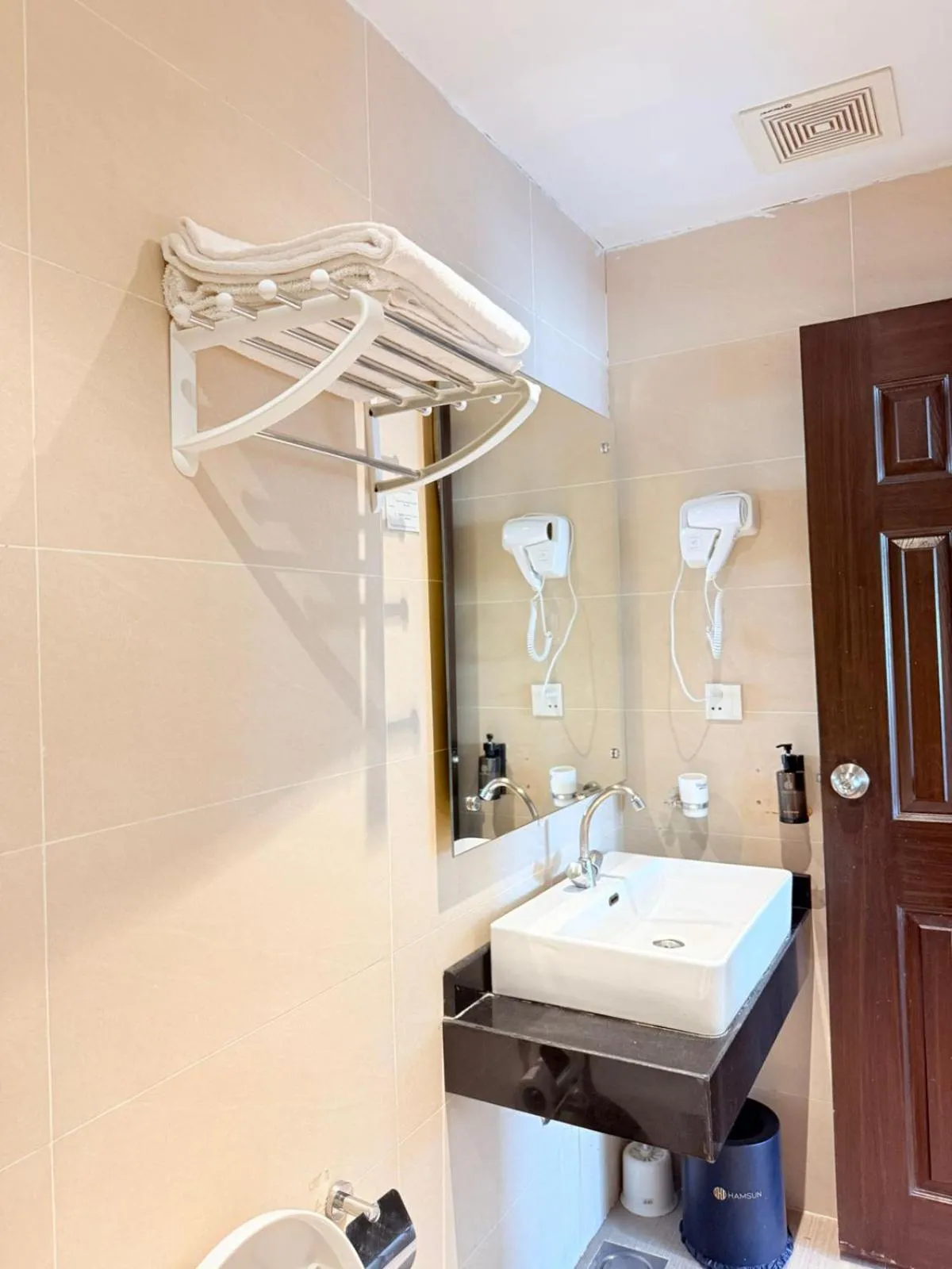 Shower, Bed in Hamsun Shahrah-e-Faisal