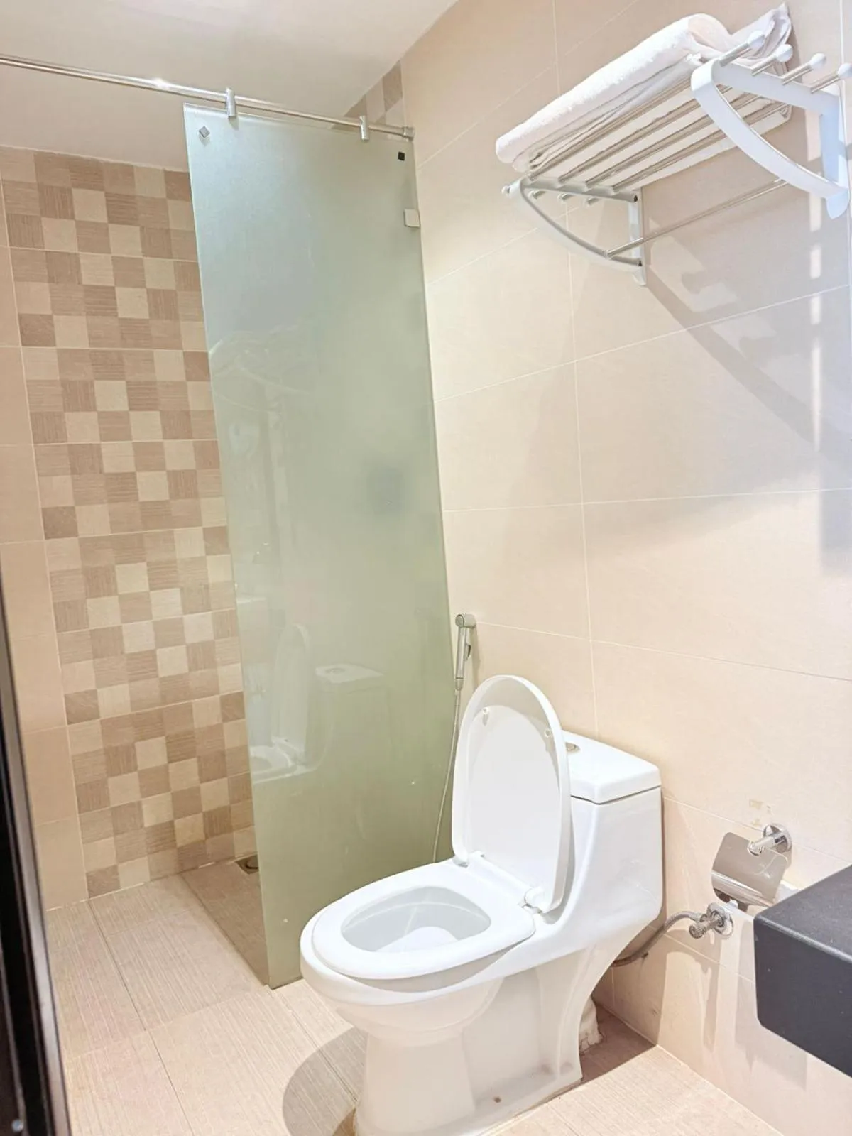 Shower in Hamsun Shahrah-e-Faisal