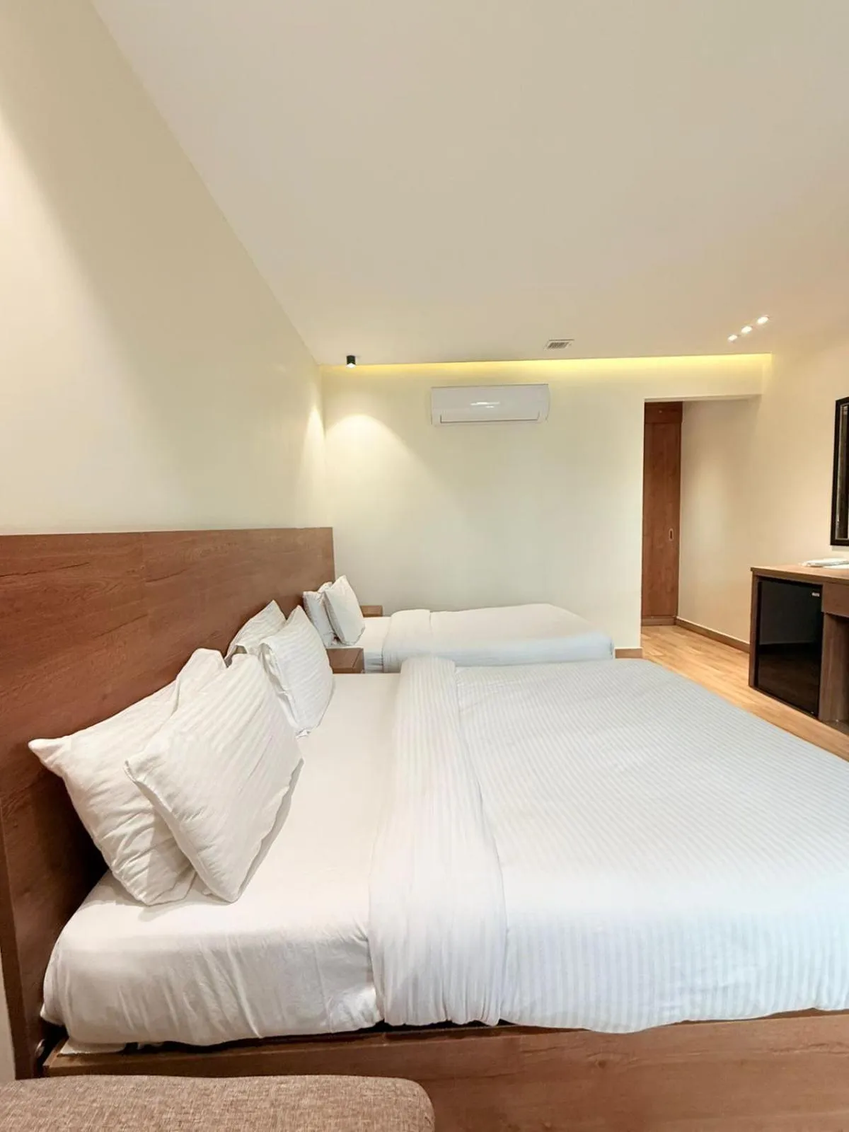 Bed in Hamsun Shahrah-e-Faisal