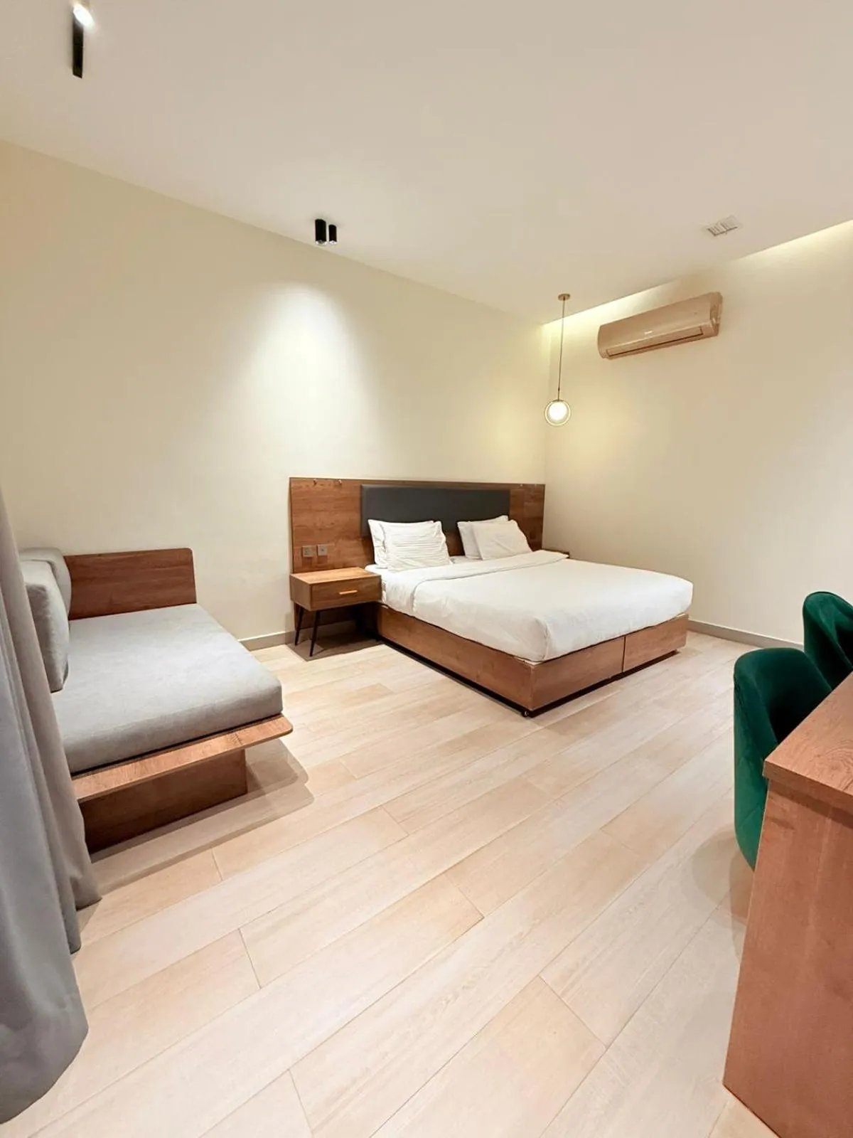 Bed in Hamsun Shahrah-e-Faisal