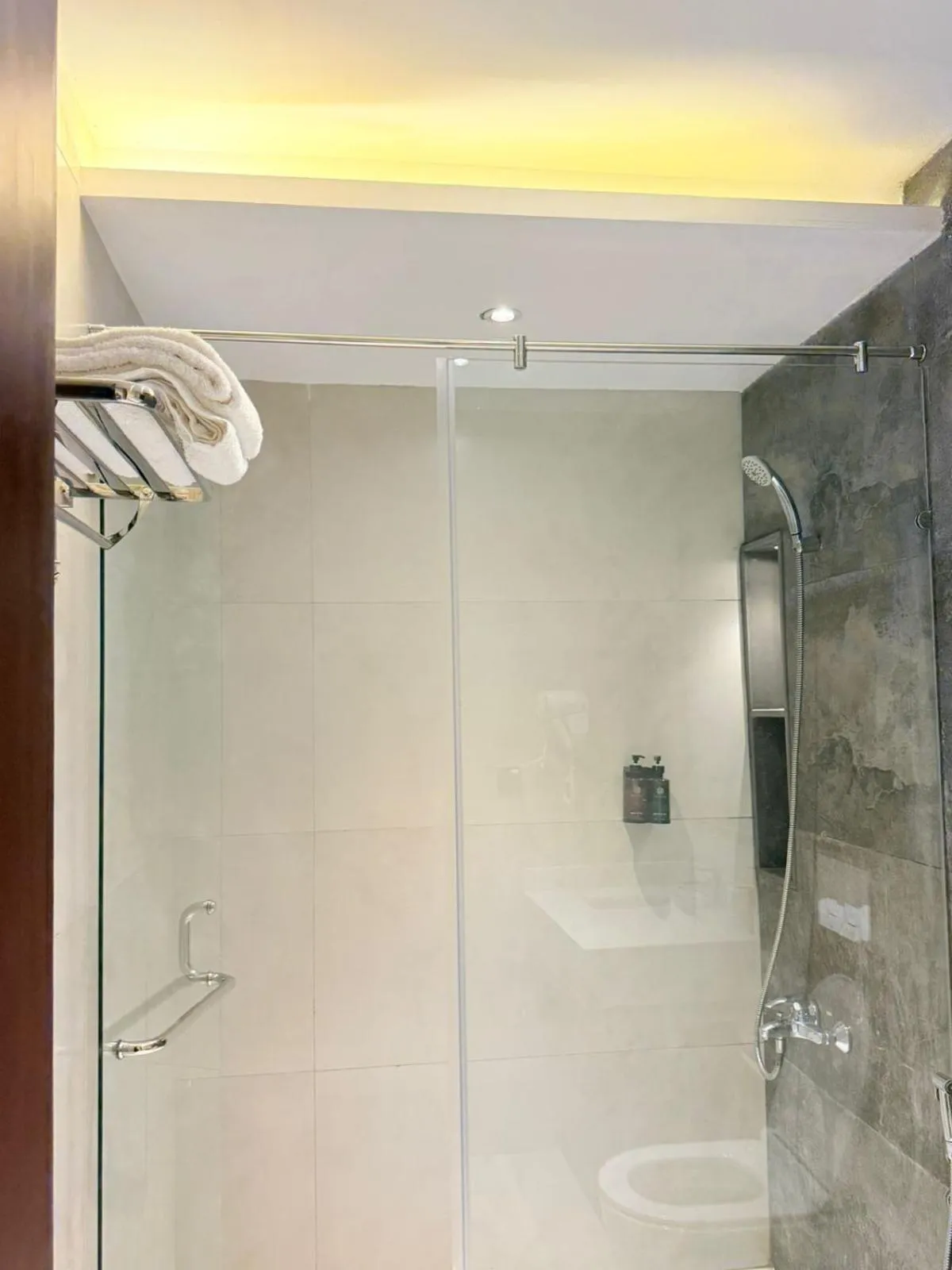 Shower in Hamsun Shahrah-e-Faisal