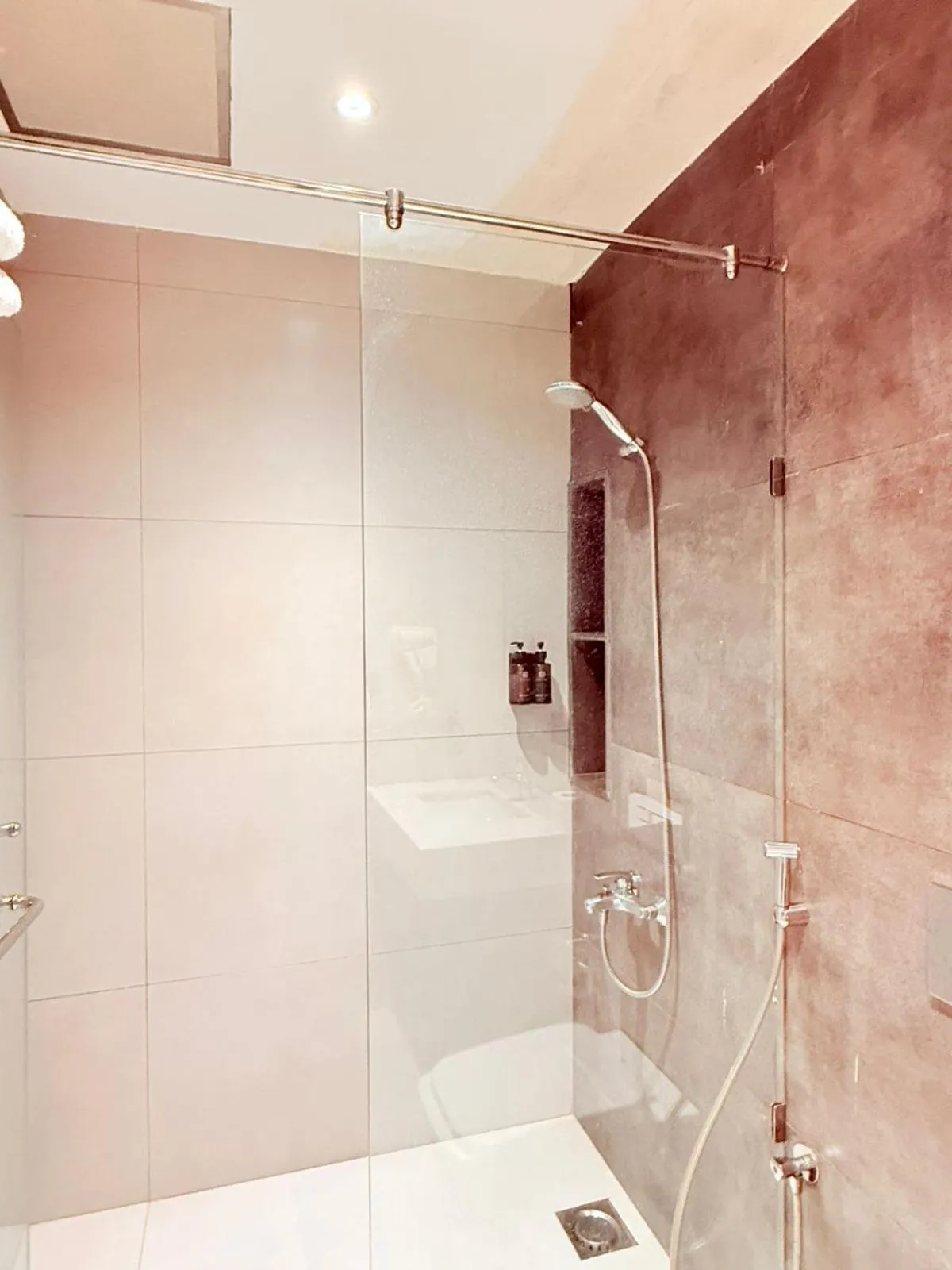 Shower in Hamsun Shahrah-e-Faisal