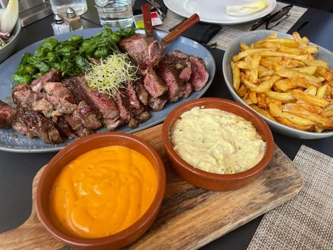 Lounge or bar in Les Cottages Du Lac