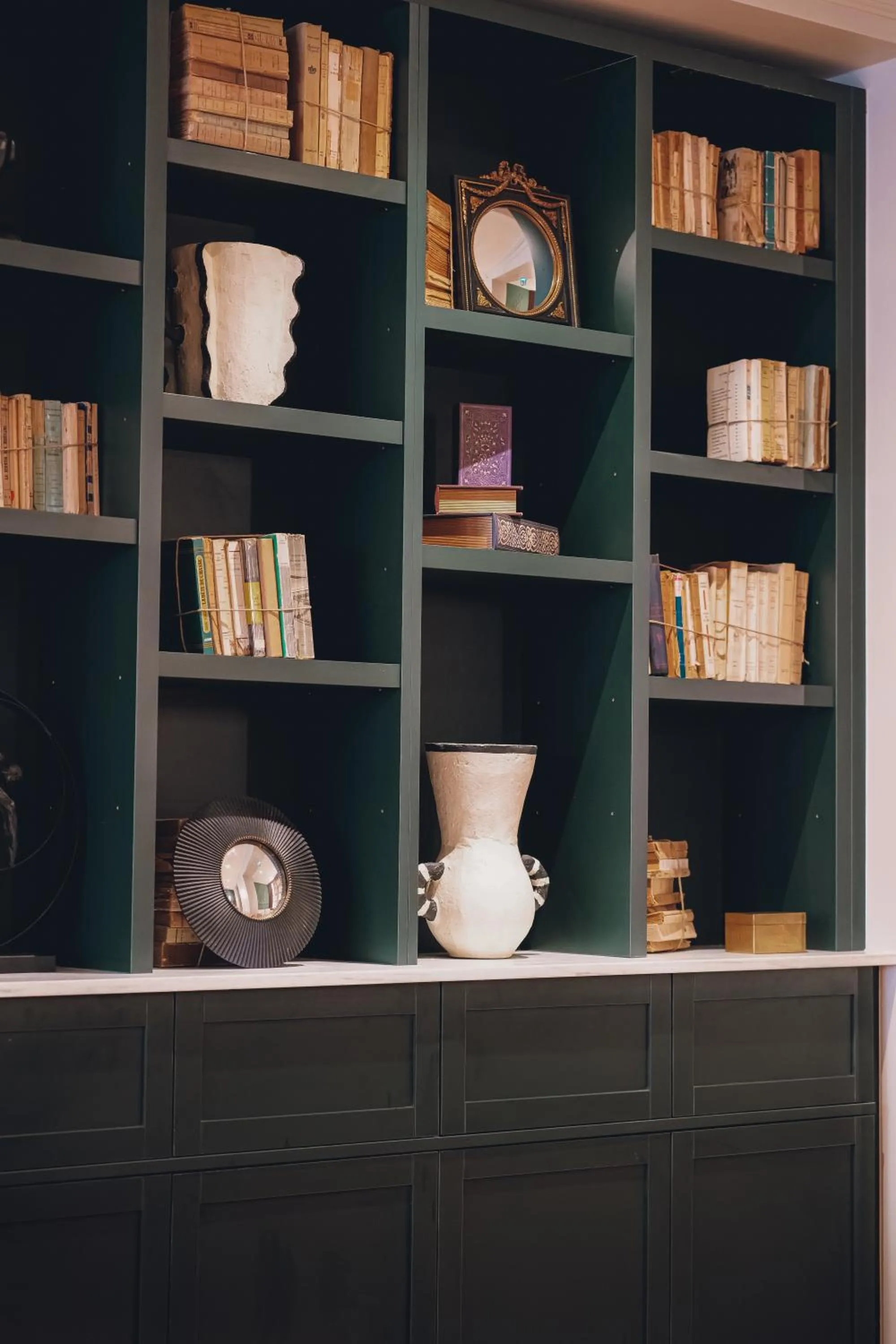 Library in Maison Orphée