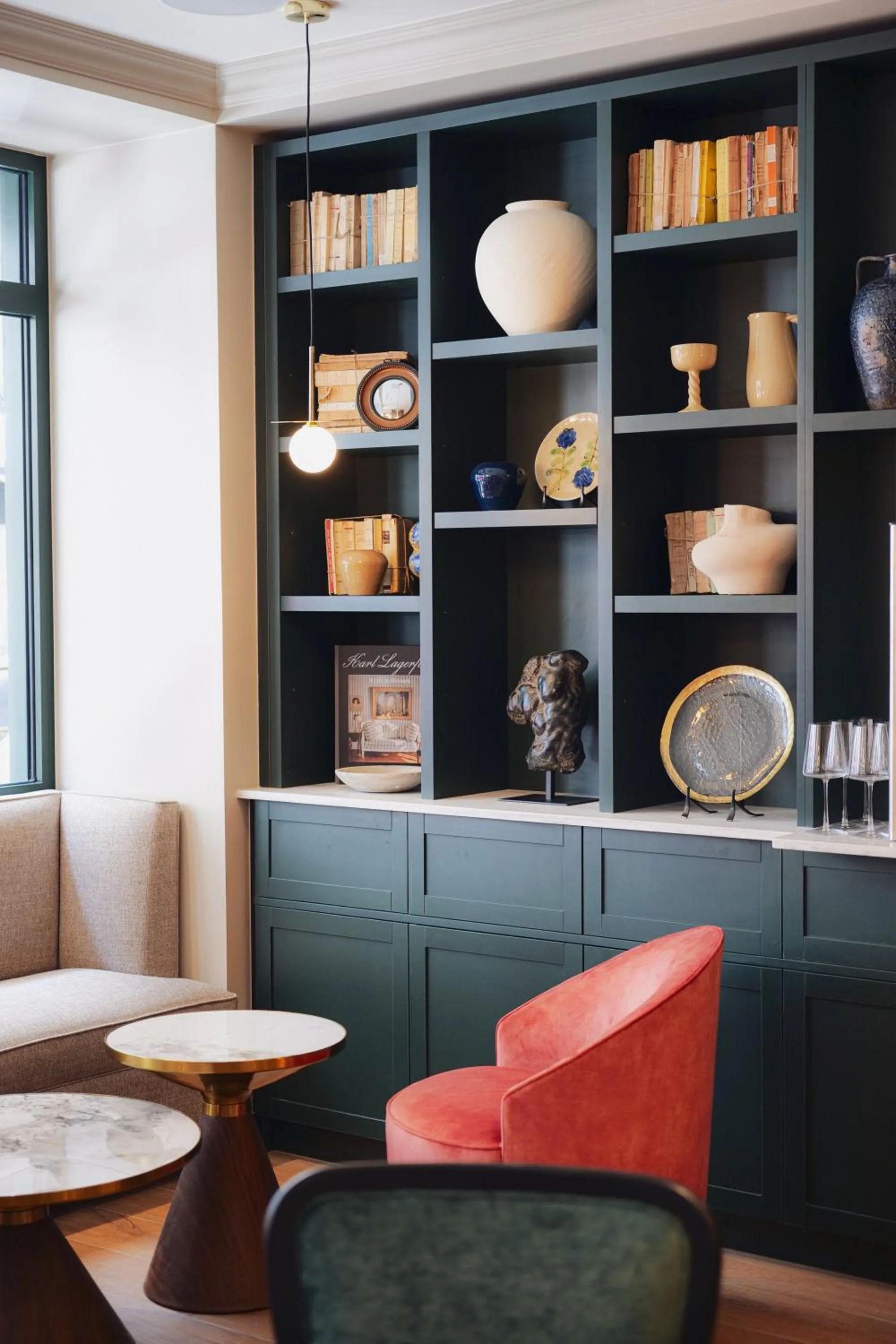 Library in Maison Orphée