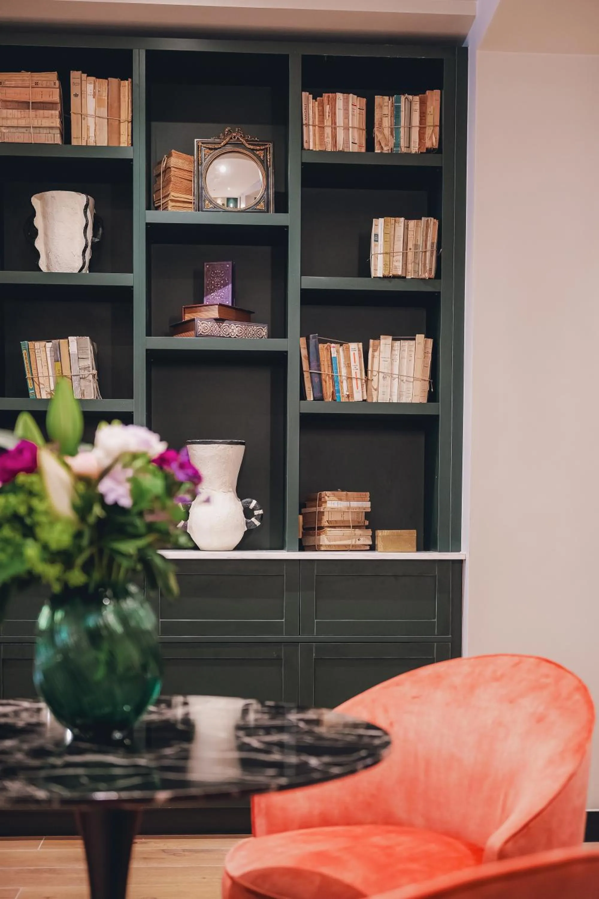 Library in Maison Orphée