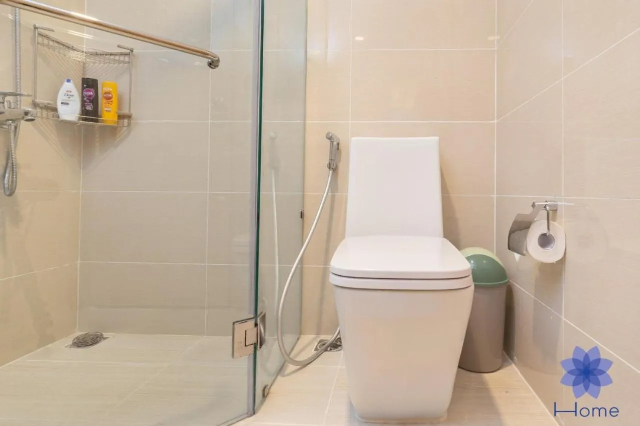 Toilet in iHome Furnished Apartments with Free Gym & Pool, Airport Pick-Up Service