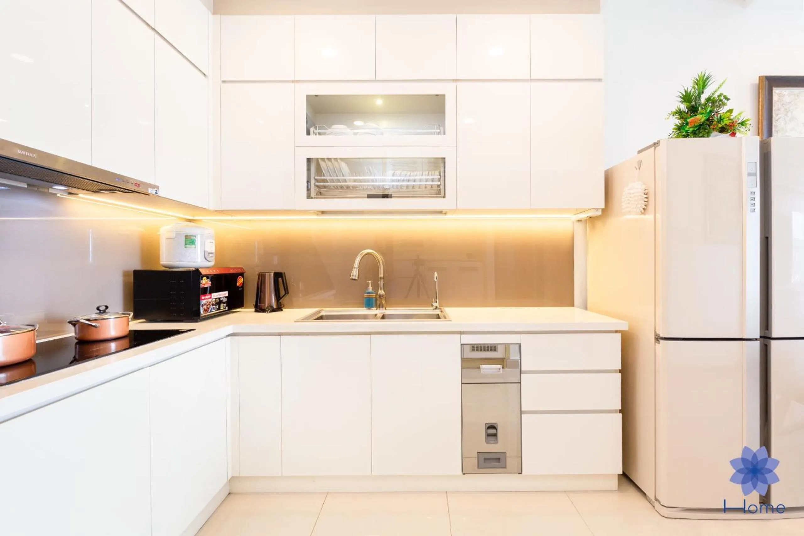 Kitchen or kitchenette in iHome Furnished Apartments with Free Gym & Pool, Airport Pick-Up Service