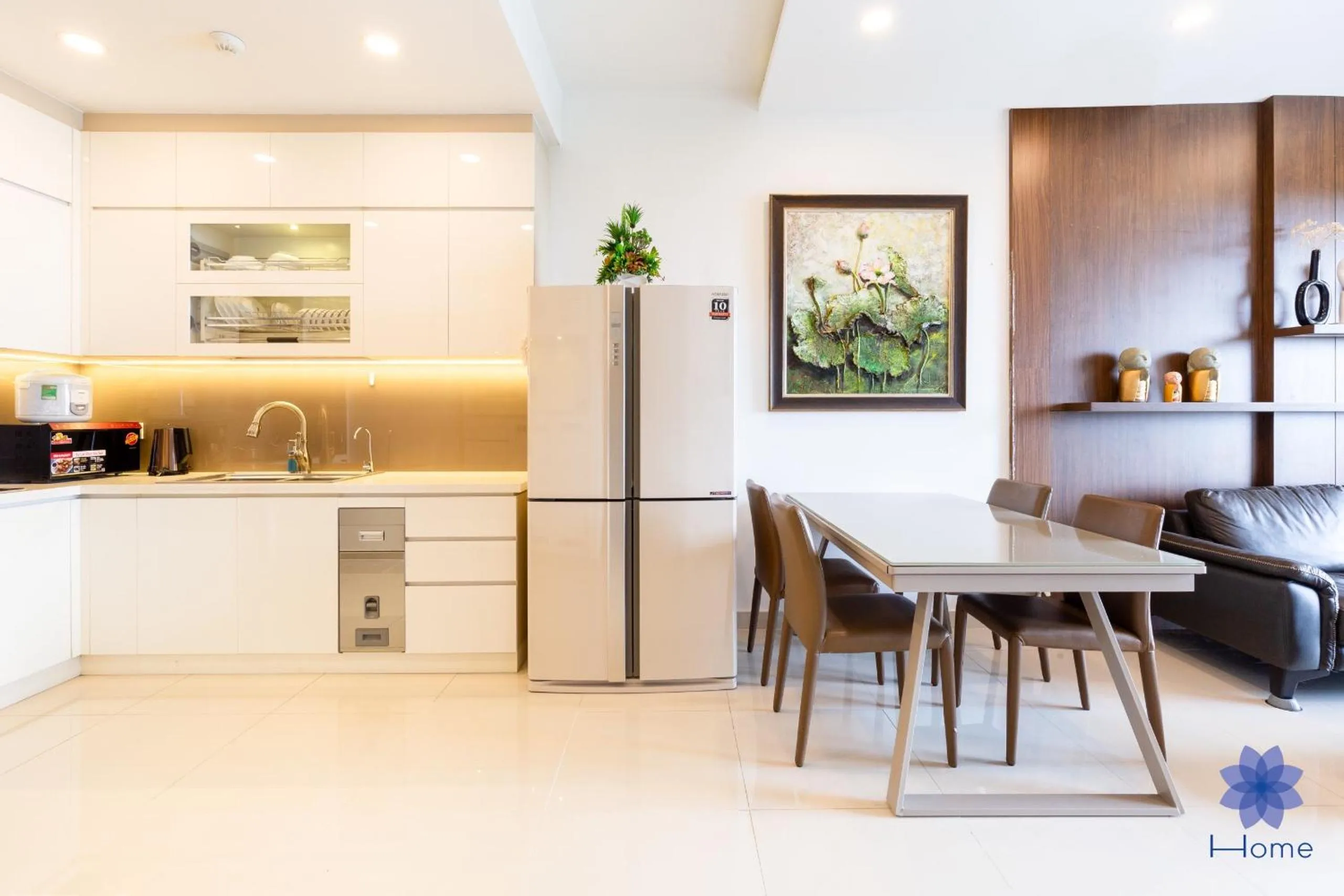 Kitchen or kitchenette in iHome Furnished Apartments with Free Gym & Pool, Airport Pick-Up Service