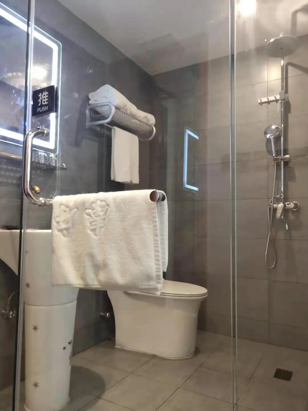 Toilet in Qinfu Hotel Beijing Nanluogu Lane Houhai