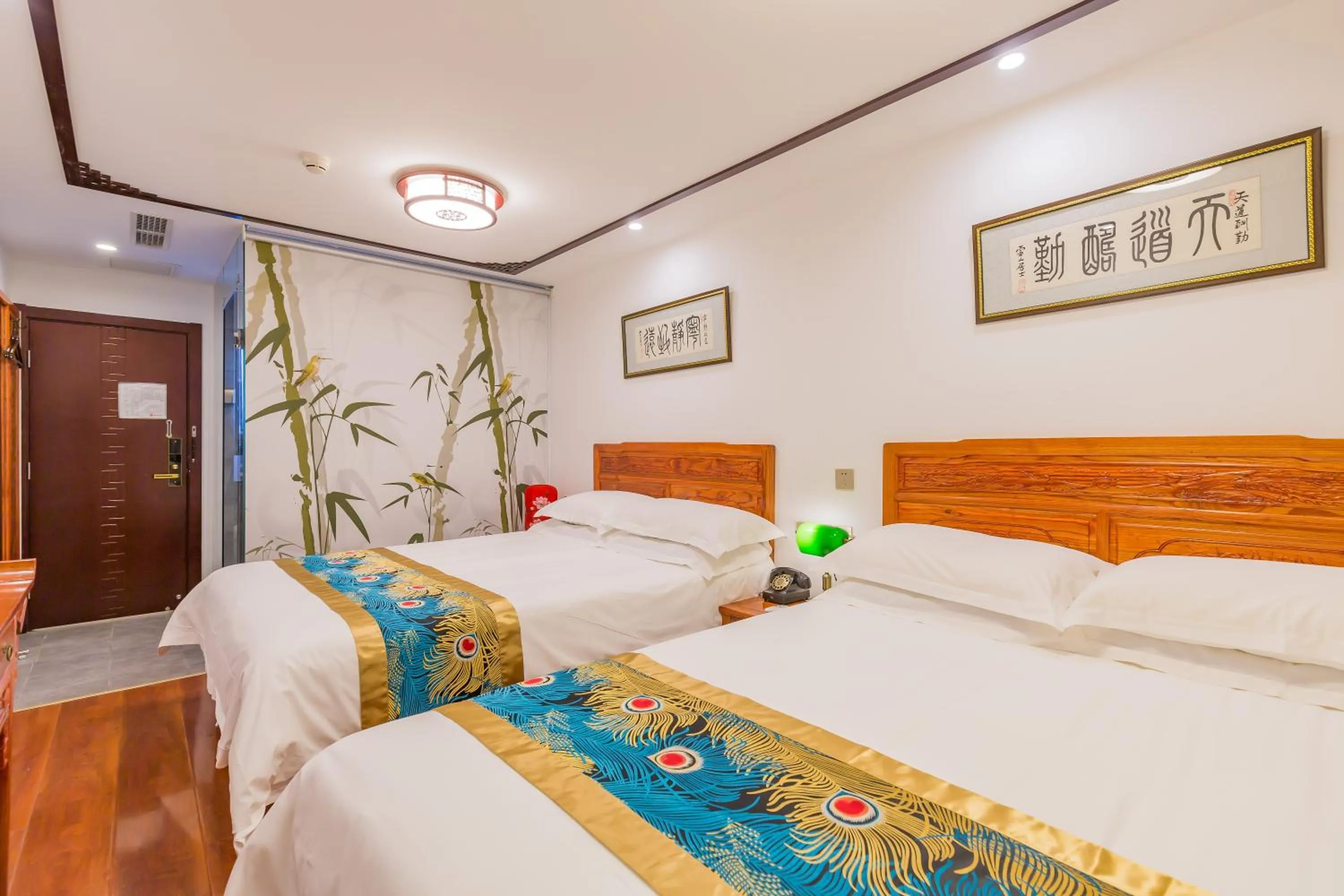 Bed in Qinfu Hotel Beijing Nanluogu Lane Houhai