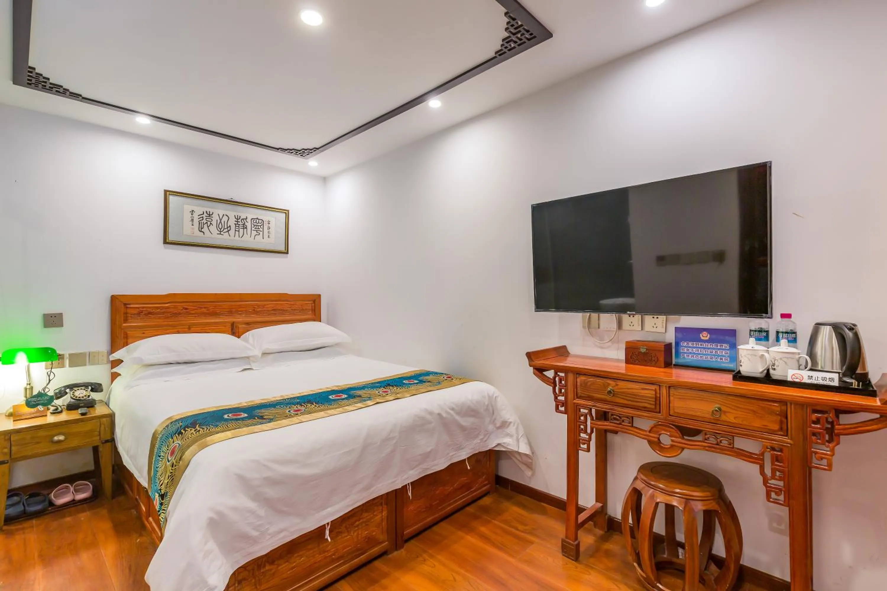 Bed in Qinfu Hotel Beijing Nanluogu Lane Houhai