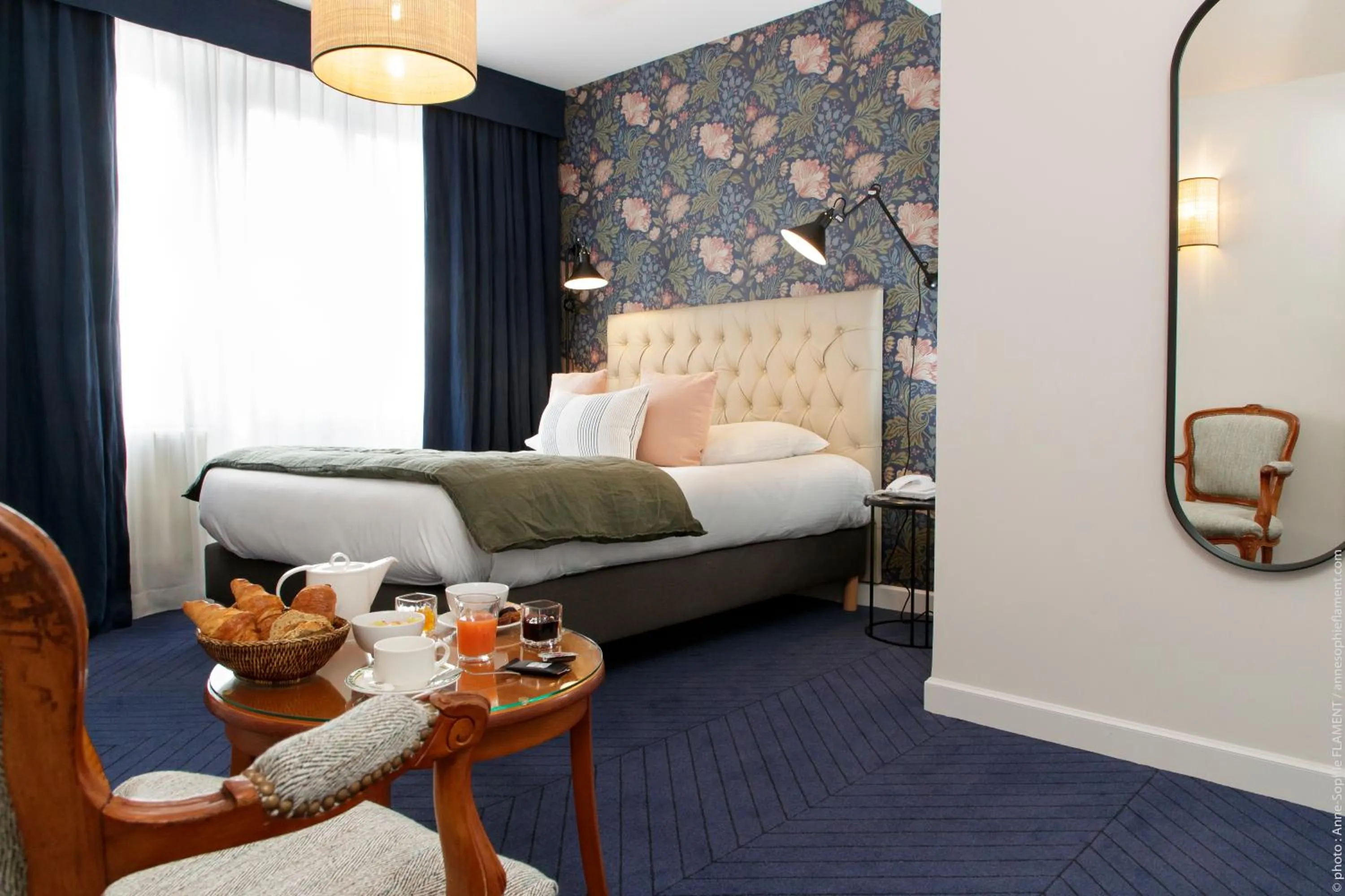 Bed in Le Manoir Hôtel