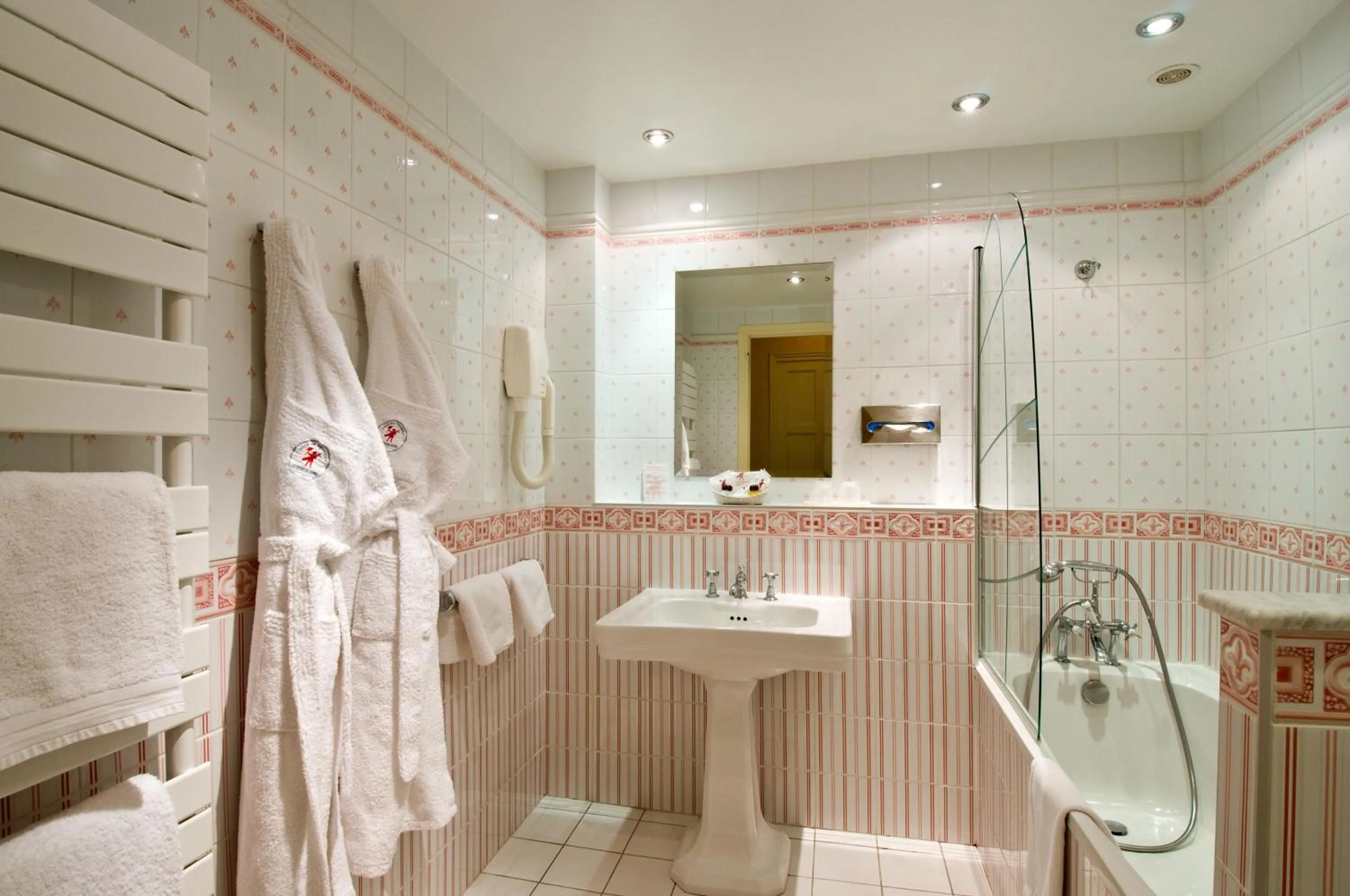 Shower in Le Manoir Hôtel