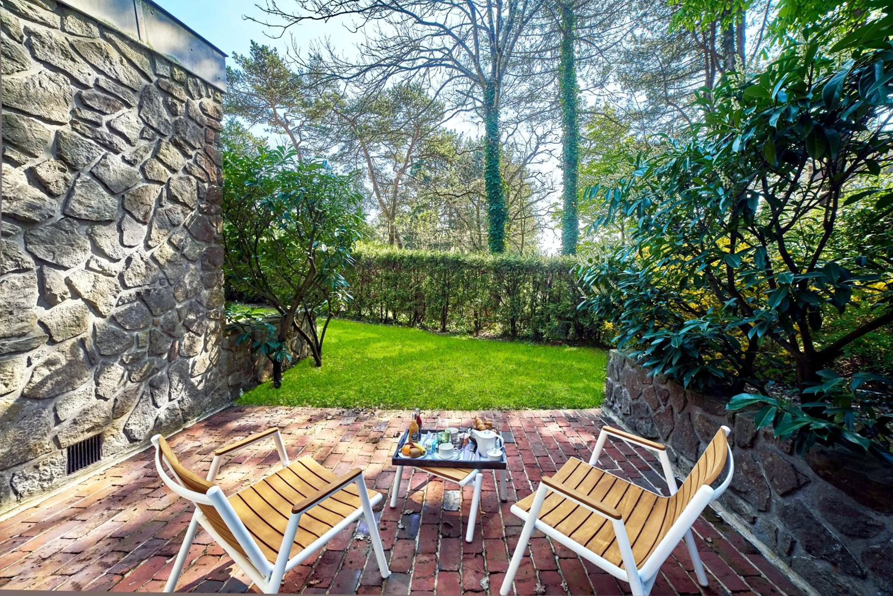Garden in Le Manoir Hôtel