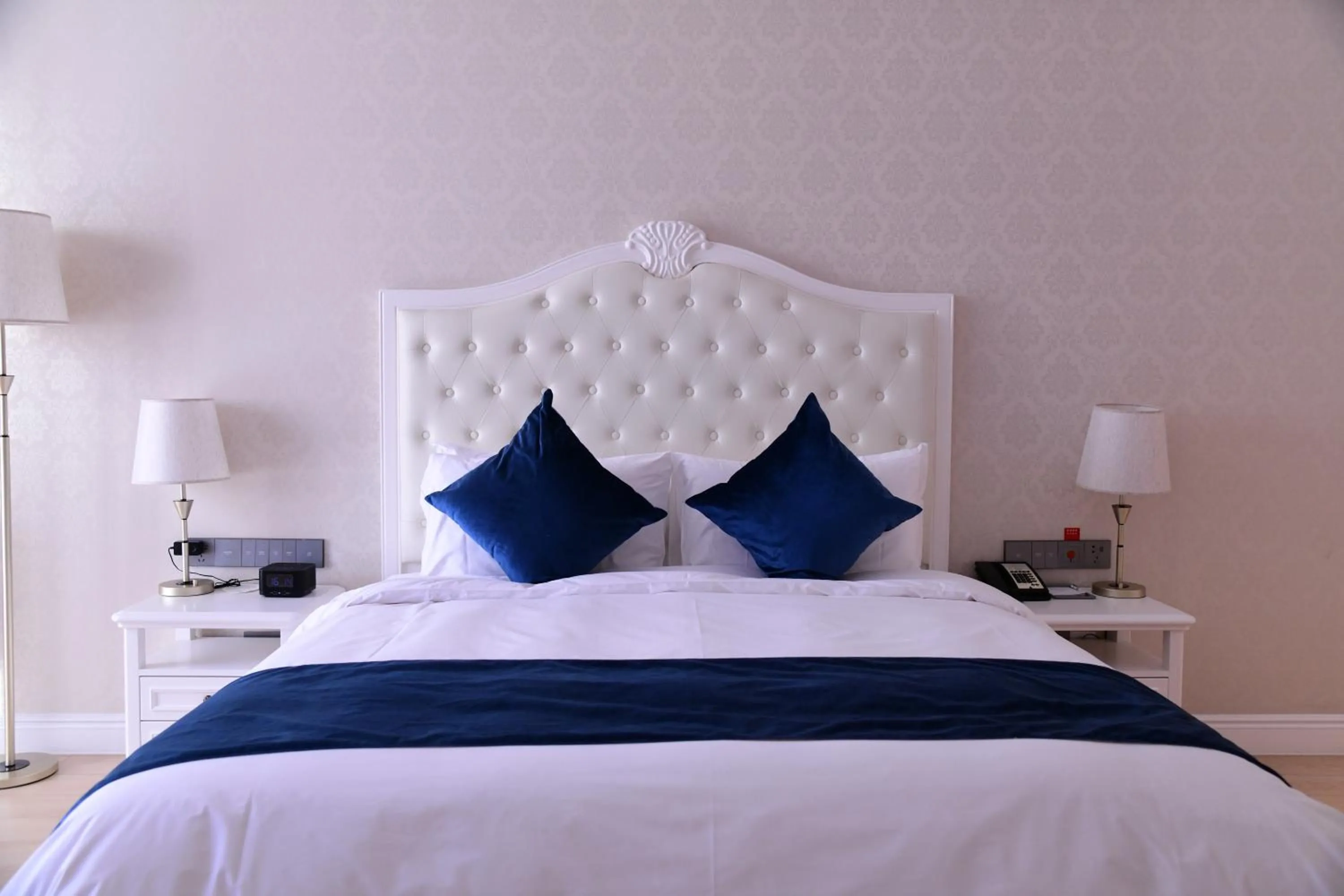 Bed in GUOCE Beijing Capital Airport Hotel & Convention Center