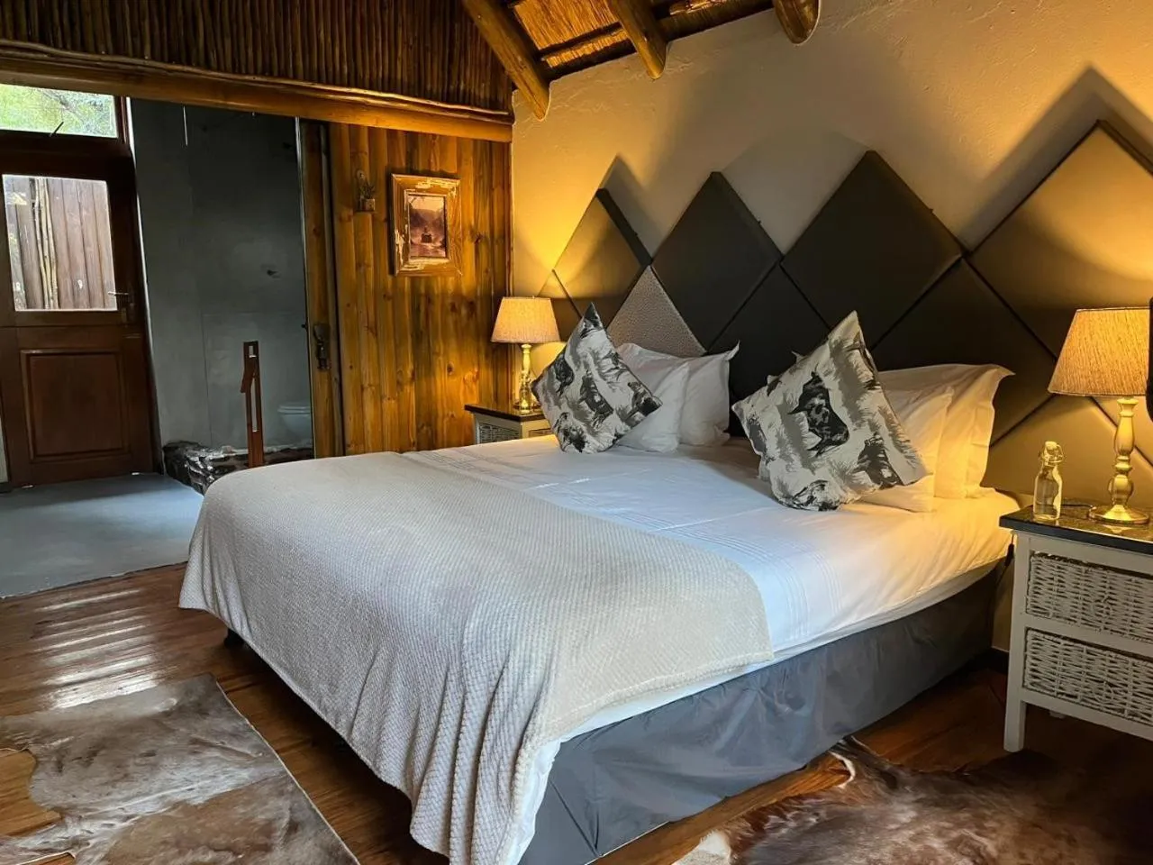 Bathroom, Bed in Tidimalo Lodge