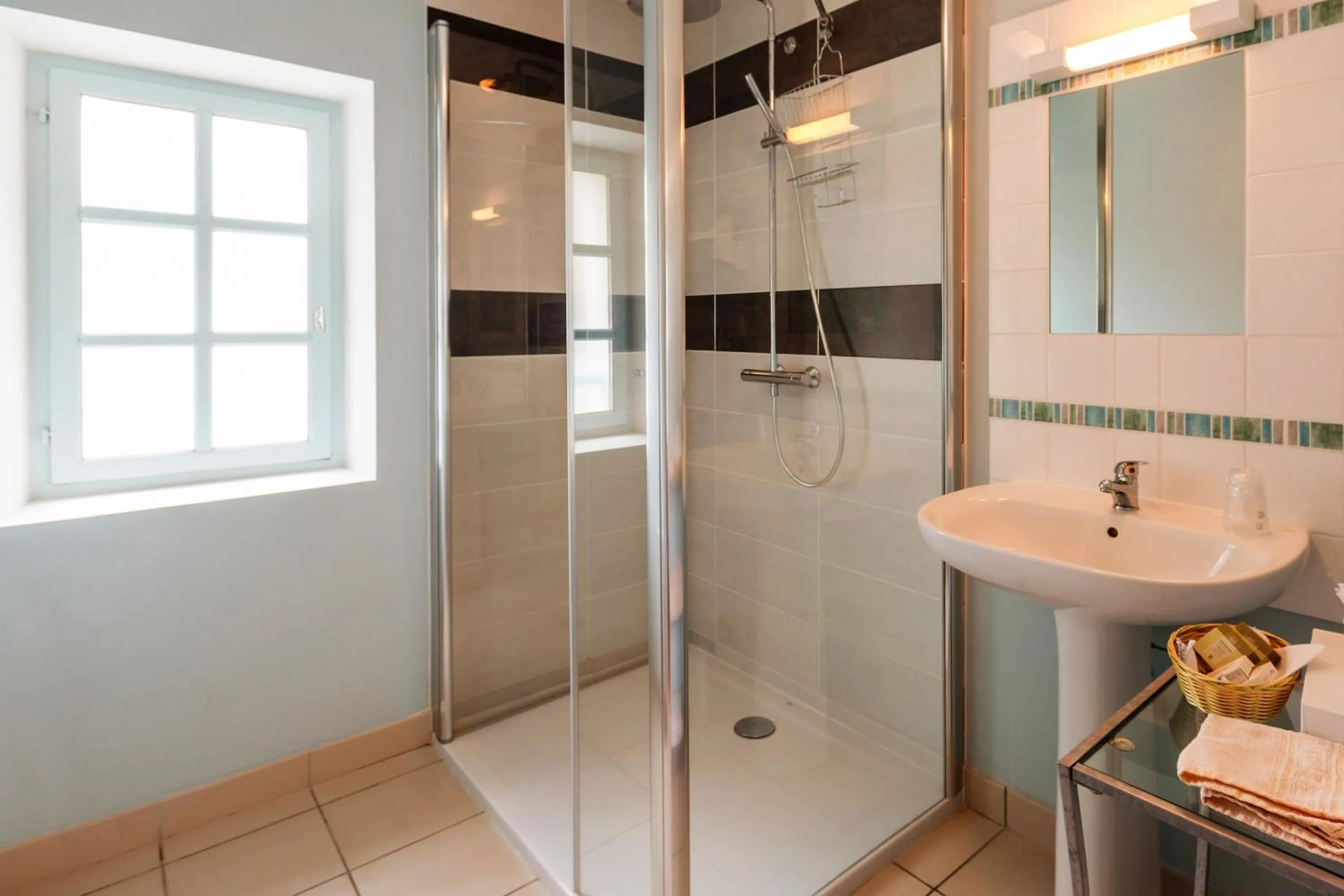 Shower in Auberge Du Cheval Blanc