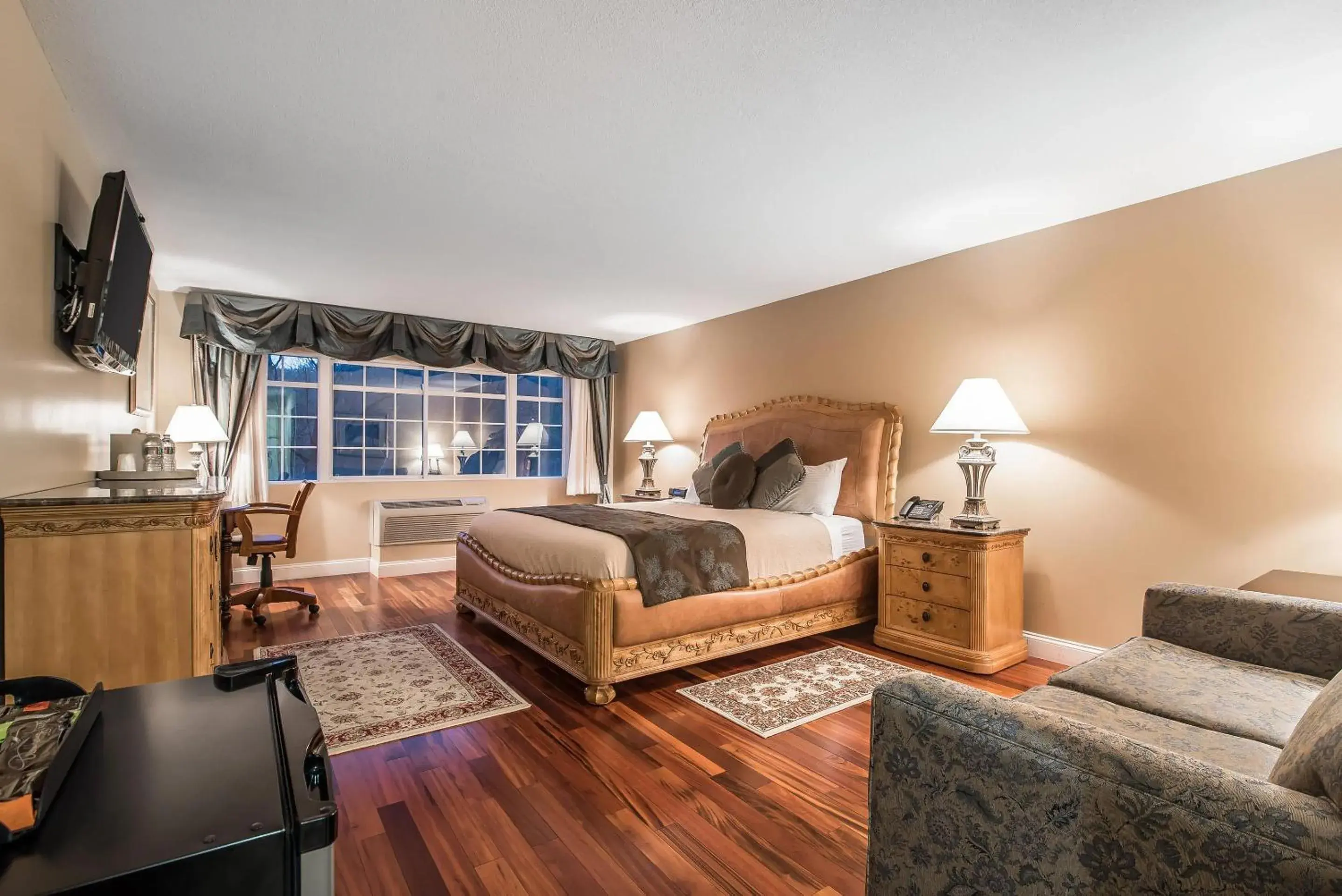 King Room with Sofa Bed - Non-Smoking in Riverside Hotel, an Ascend Collection Hotel King Room with Sofa Bed - Non-Smoking in Riverside Hotel, an Ascend Collection Hotel