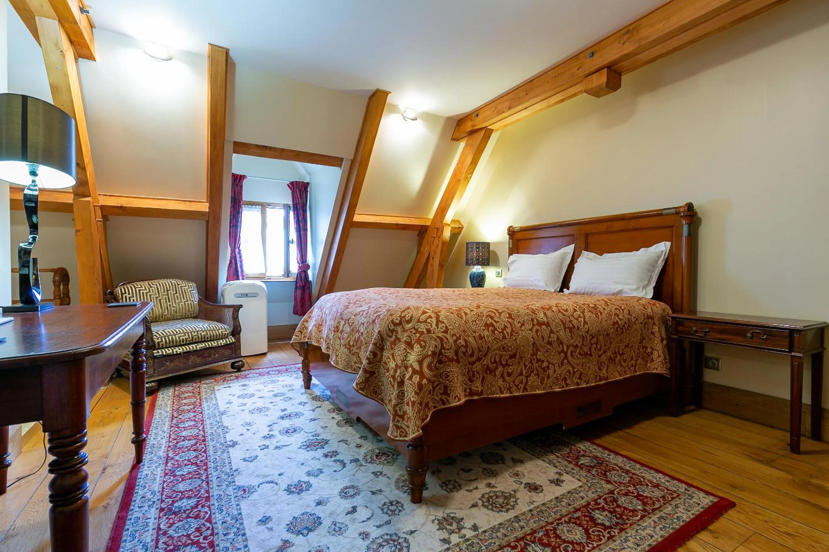 Bed in Hôtel Les Deux Chèvres Gevrey-Chambertin