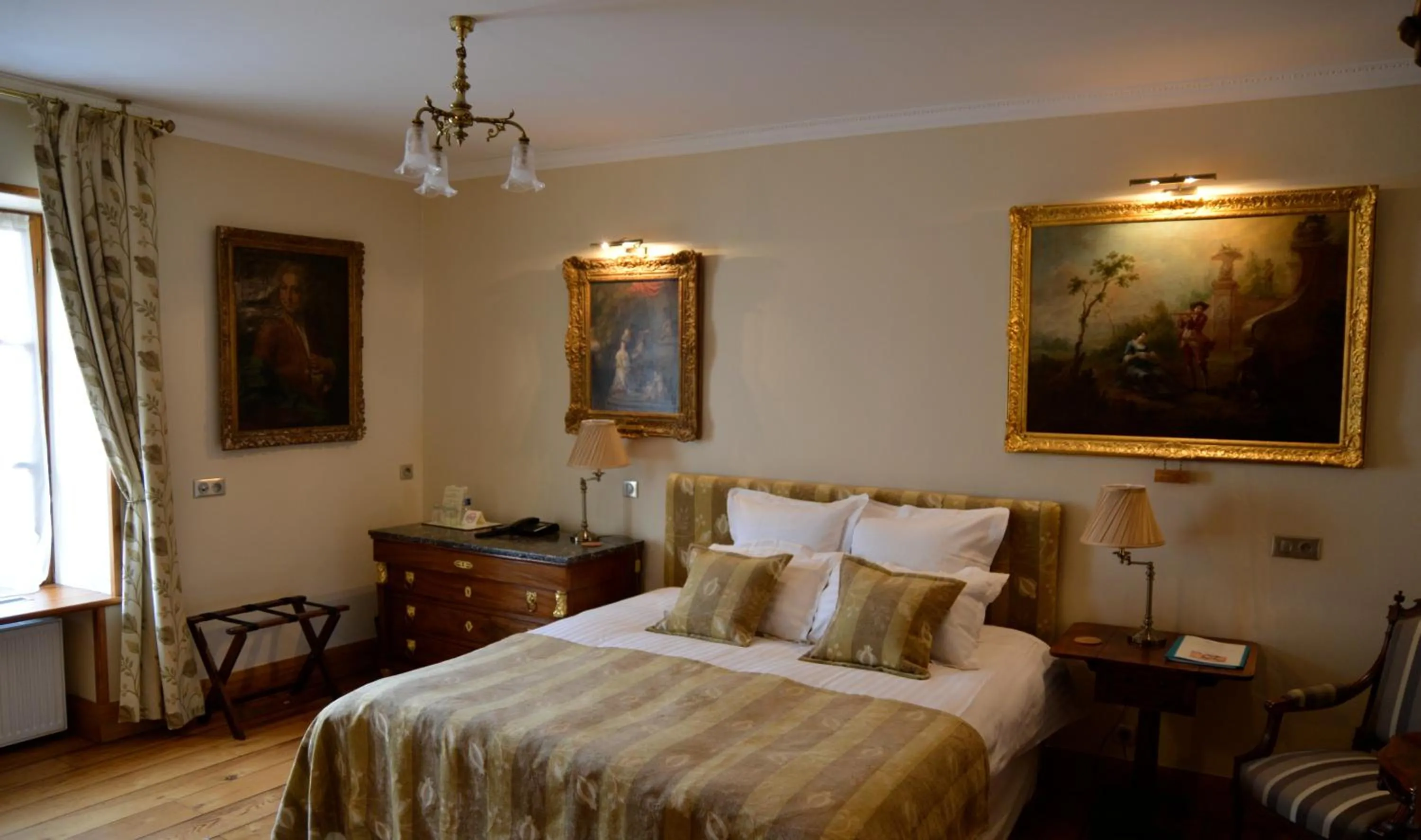 Photo of the whole room, Bed in Hôtel Les Deux Chèvres Gevrey-Chambertin