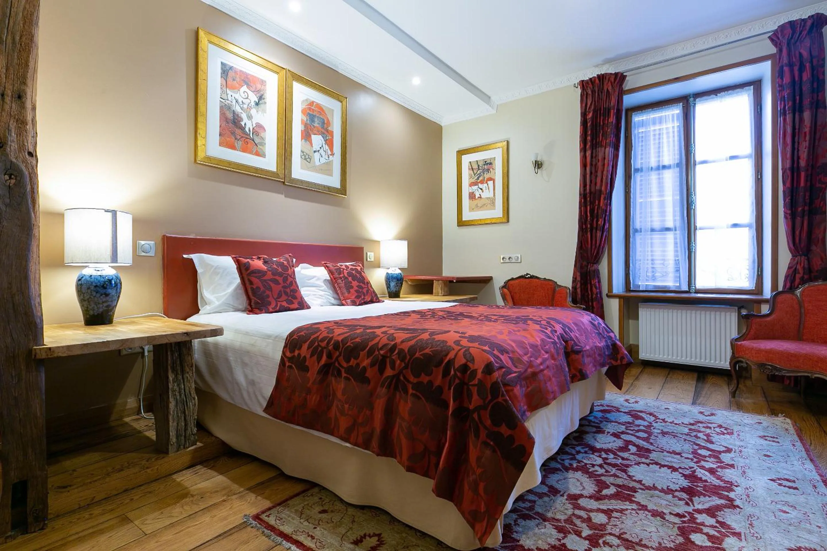 Bed in Hôtel Les Deux Chèvres Gevrey-Chambertin