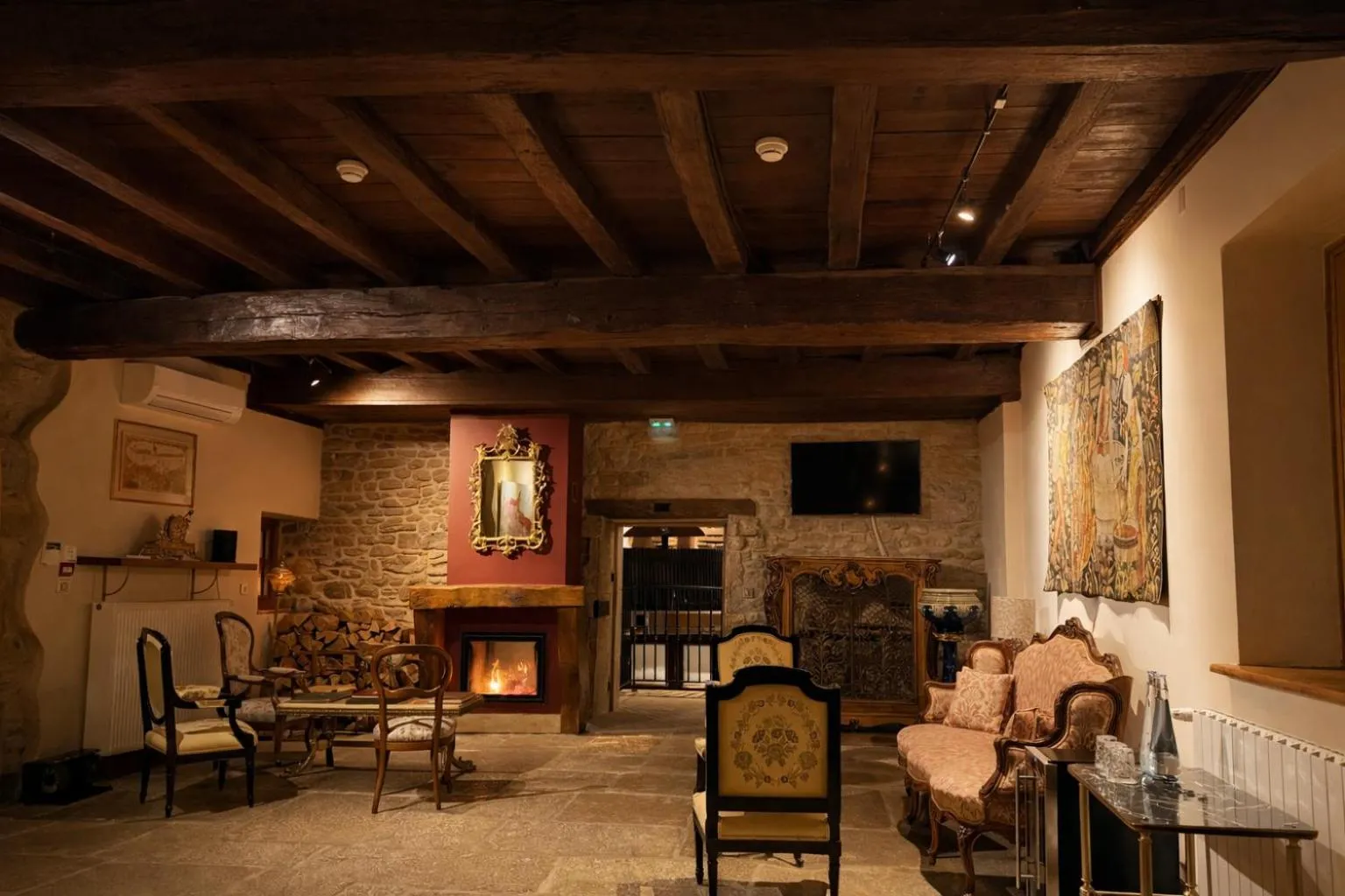 Facade/entrance in Hôtel Les Deux Chèvres Gevrey-Chambertin