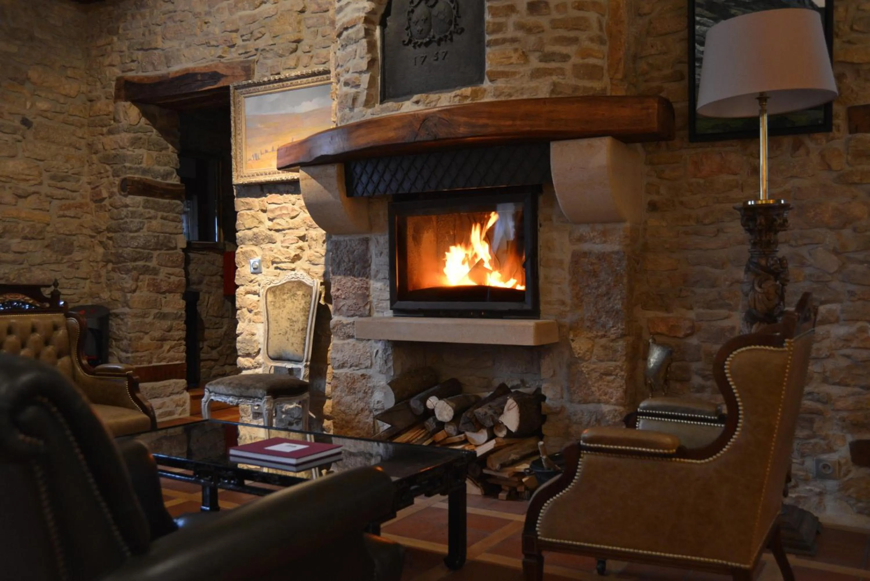 Communal lounge/ TV room in Hôtel Les Deux Chèvres Gevrey-Chambertin