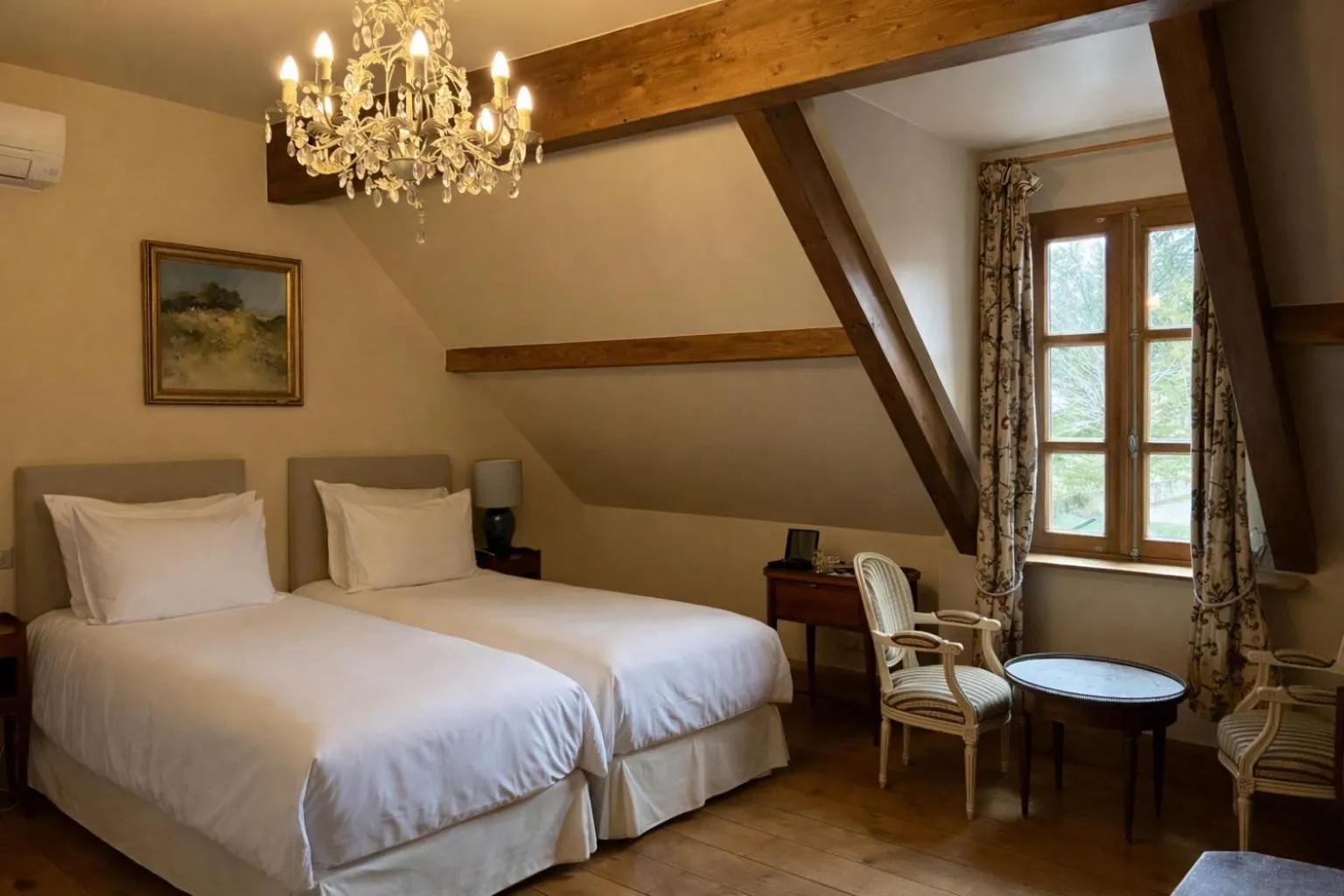 Bedroom, Bed in Hôtel Les Deux Chèvres Gevrey-Chambertin