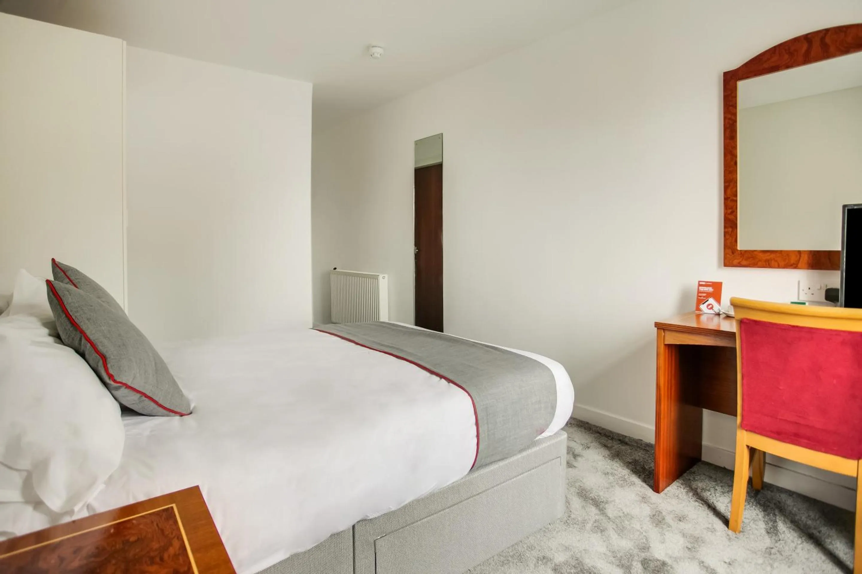 Bedroom, Bed in OYO Glenpark Hotel, Ayr Central