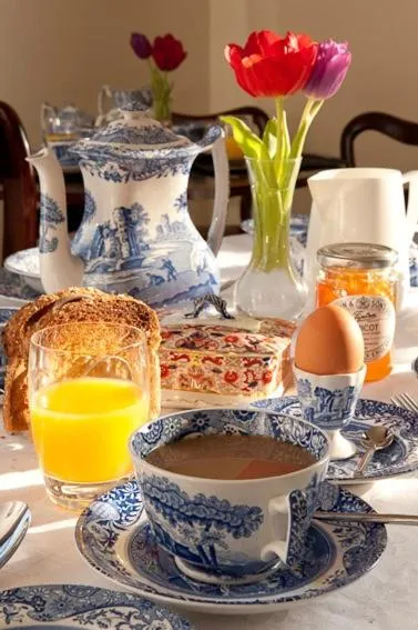 Breakfast in Sissinghurst Castle Farmhouse