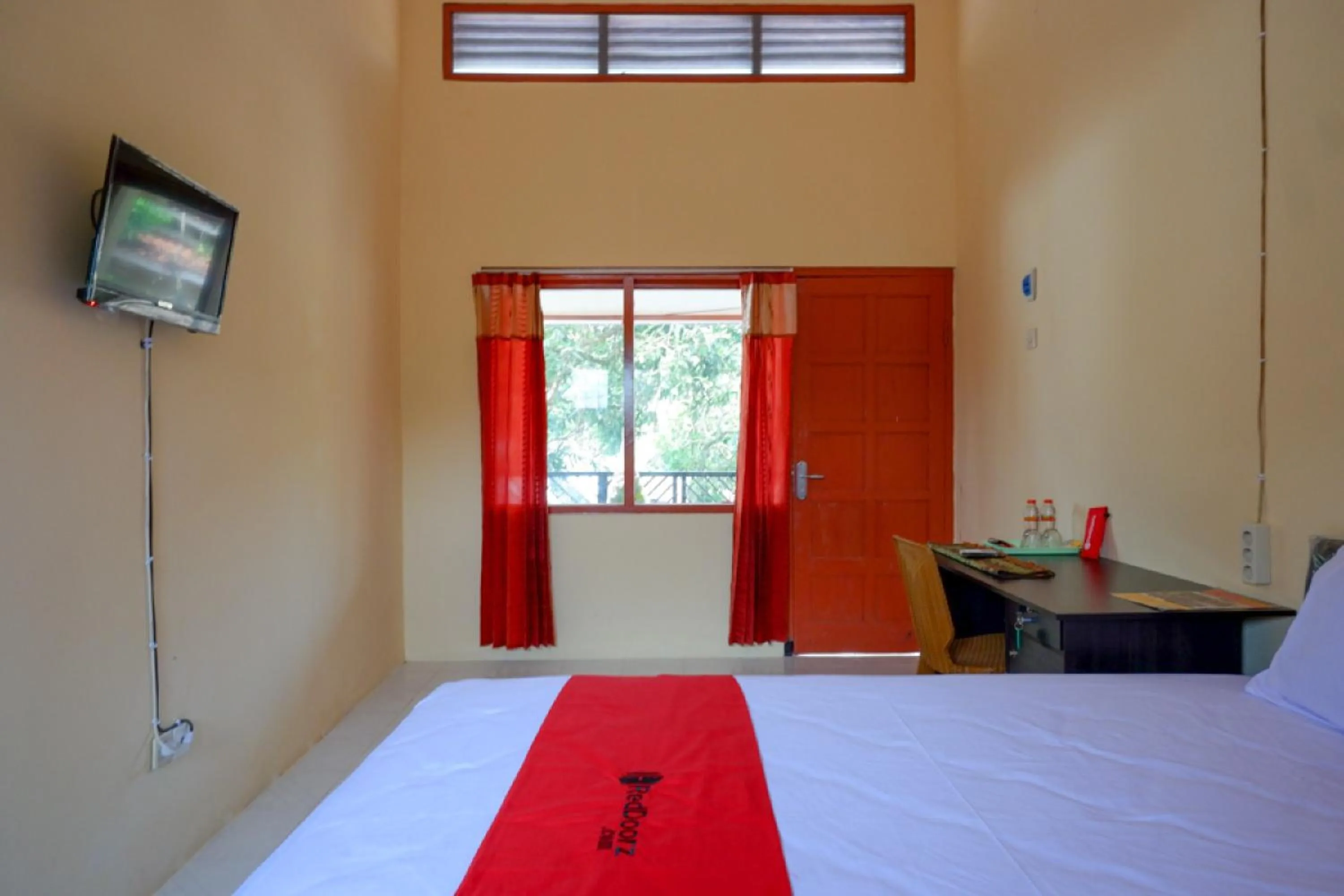 Bedroom, Bed in RedDoorz Syariah near Alun Alun Purwokerto