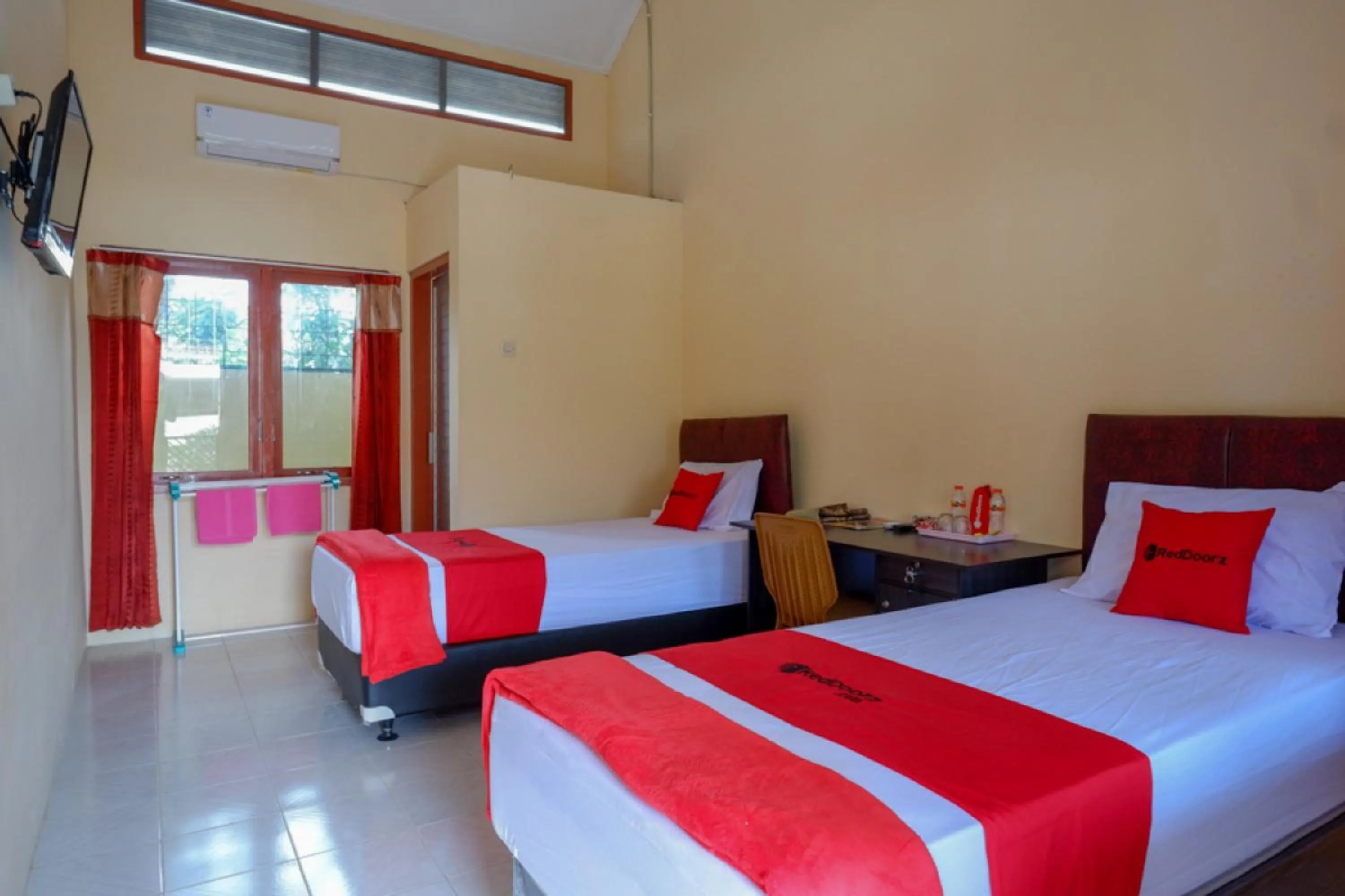 Bedroom, Bed in RedDoorz Syariah near Alun Alun Purwokerto