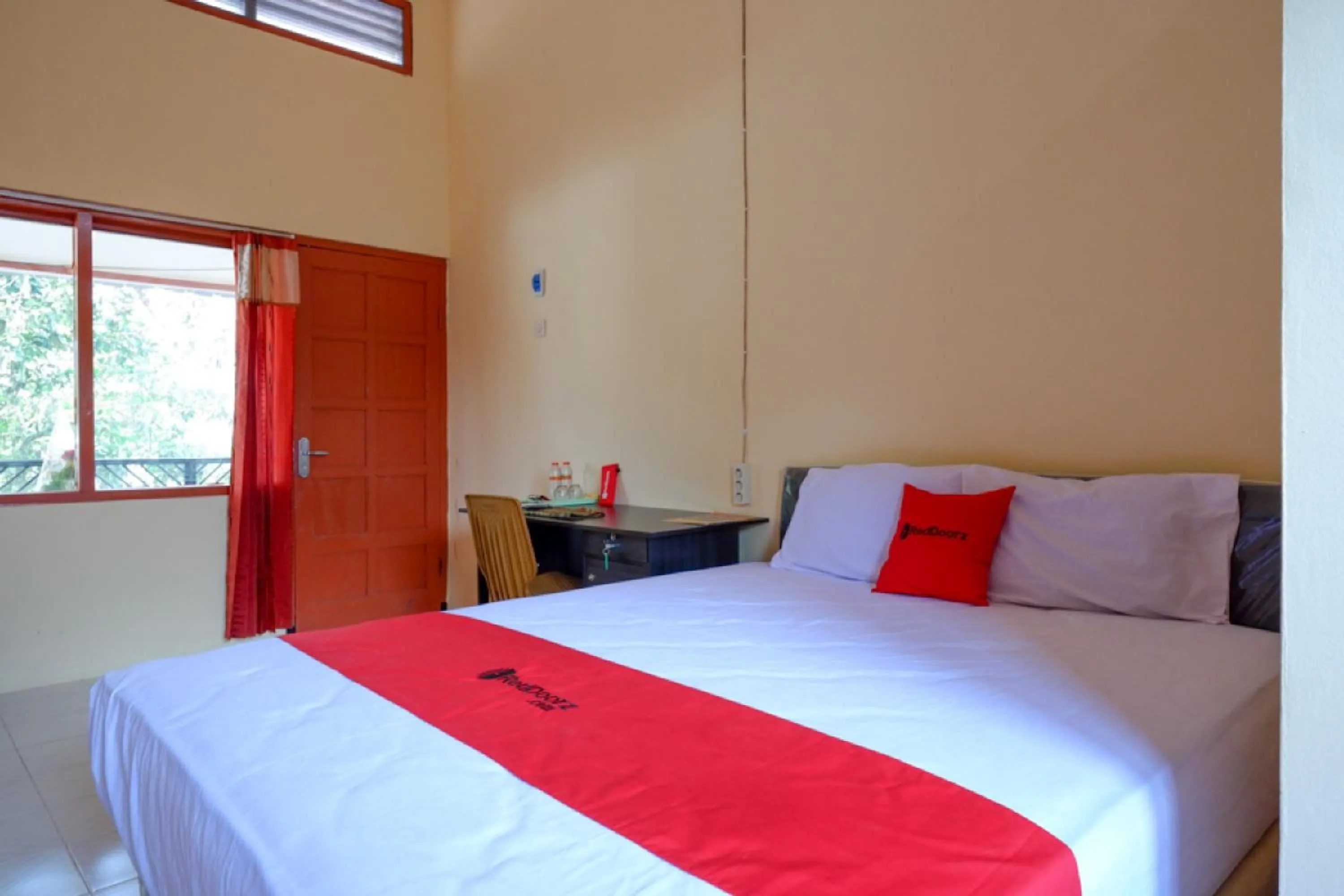 Bedroom, Bed in RedDoorz Syariah near Alun Alun Purwokerto
