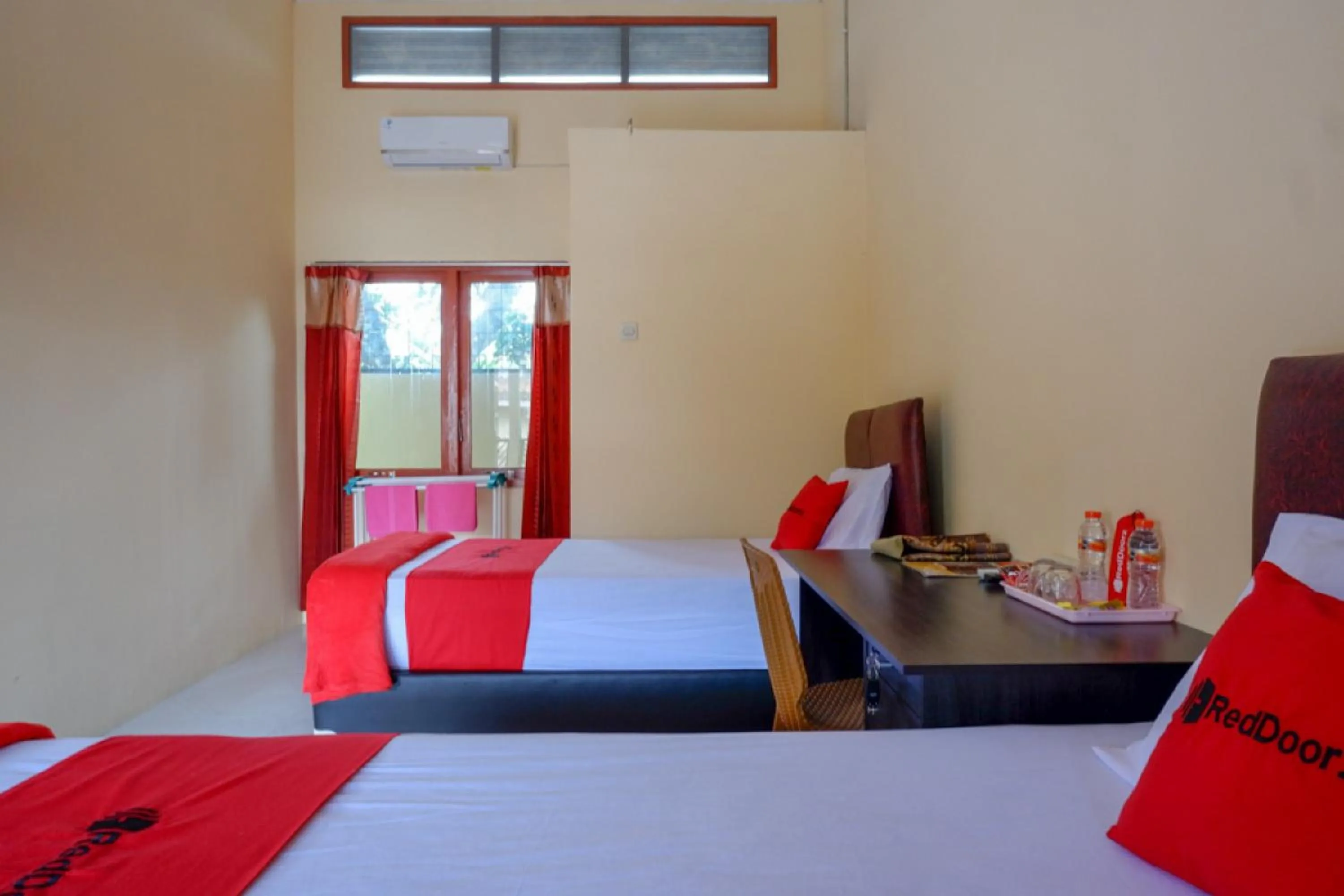 Bedroom, Bed in RedDoorz Syariah near Alun Alun Purwokerto