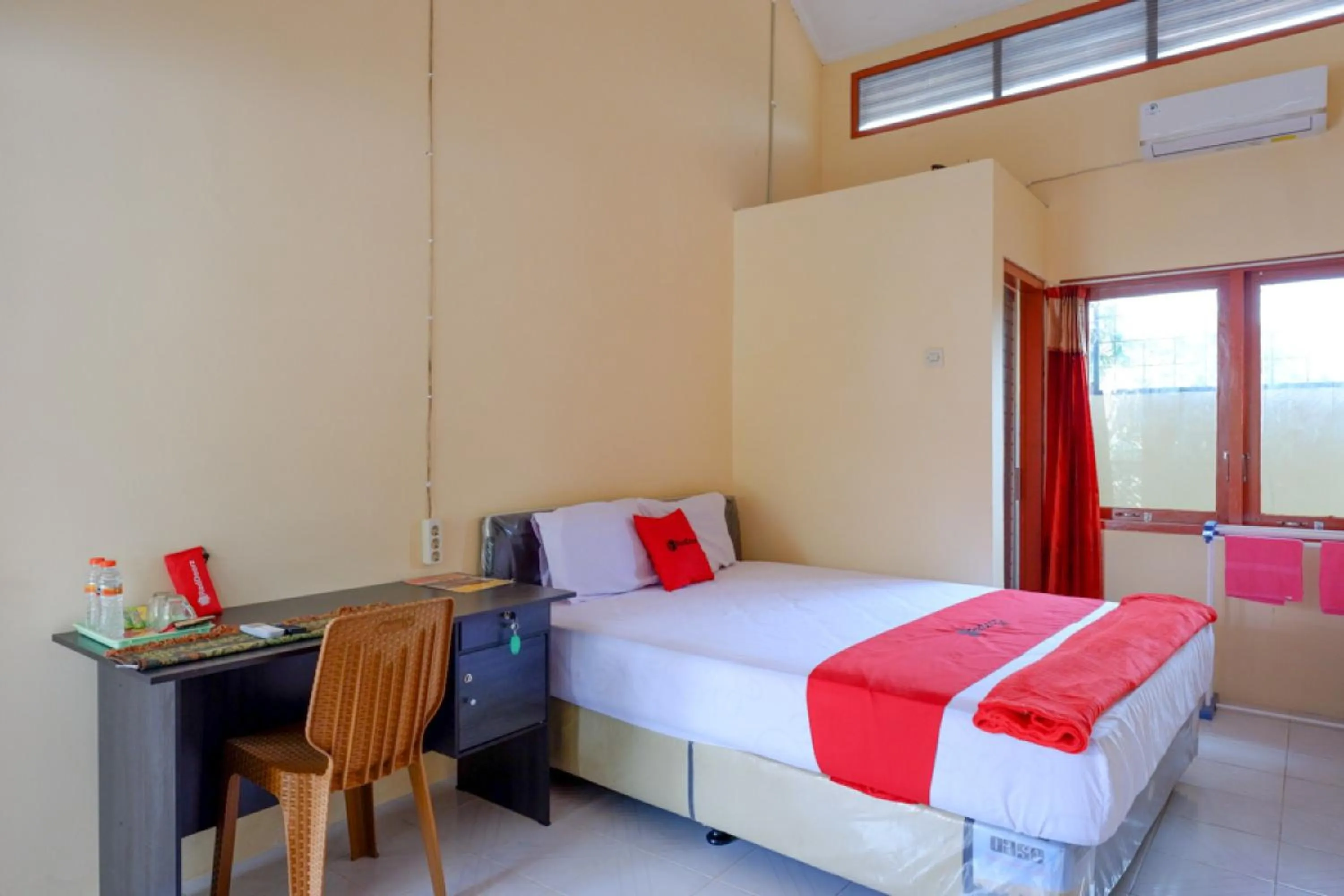 Bedroom, Bed in RedDoorz Syariah near Alun Alun Purwokerto