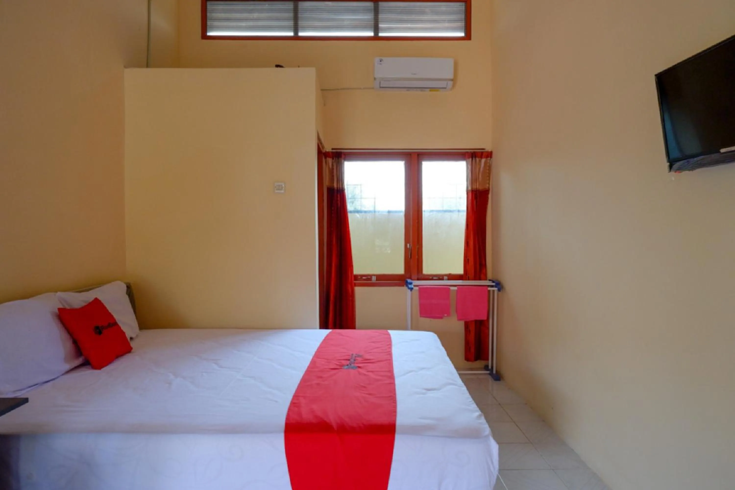 Bedroom, Bed in RedDoorz Syariah near Alun Alun Purwokerto